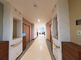 明るく広々とした廊下