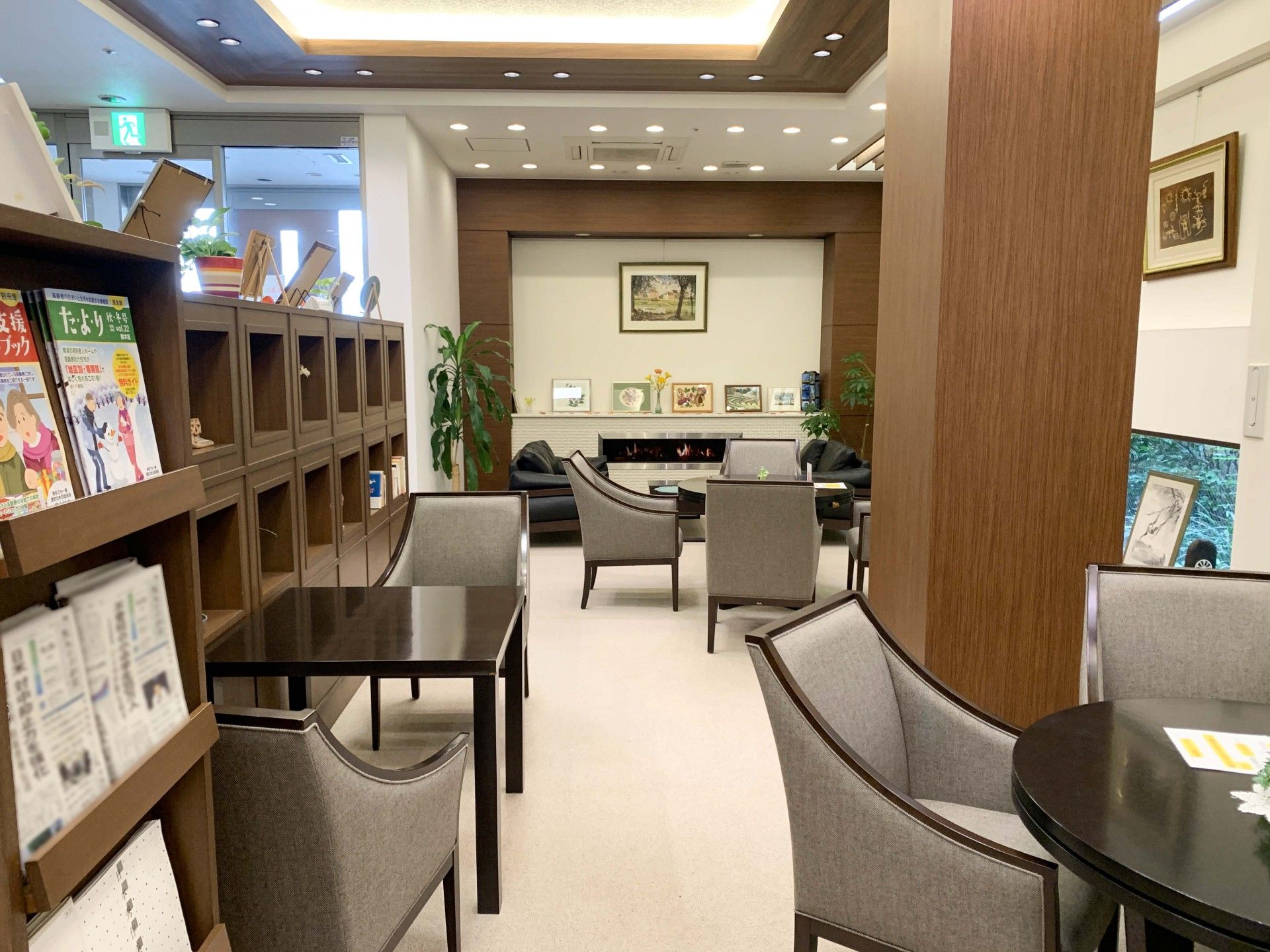 落ち着いた雰囲気のラウンジ