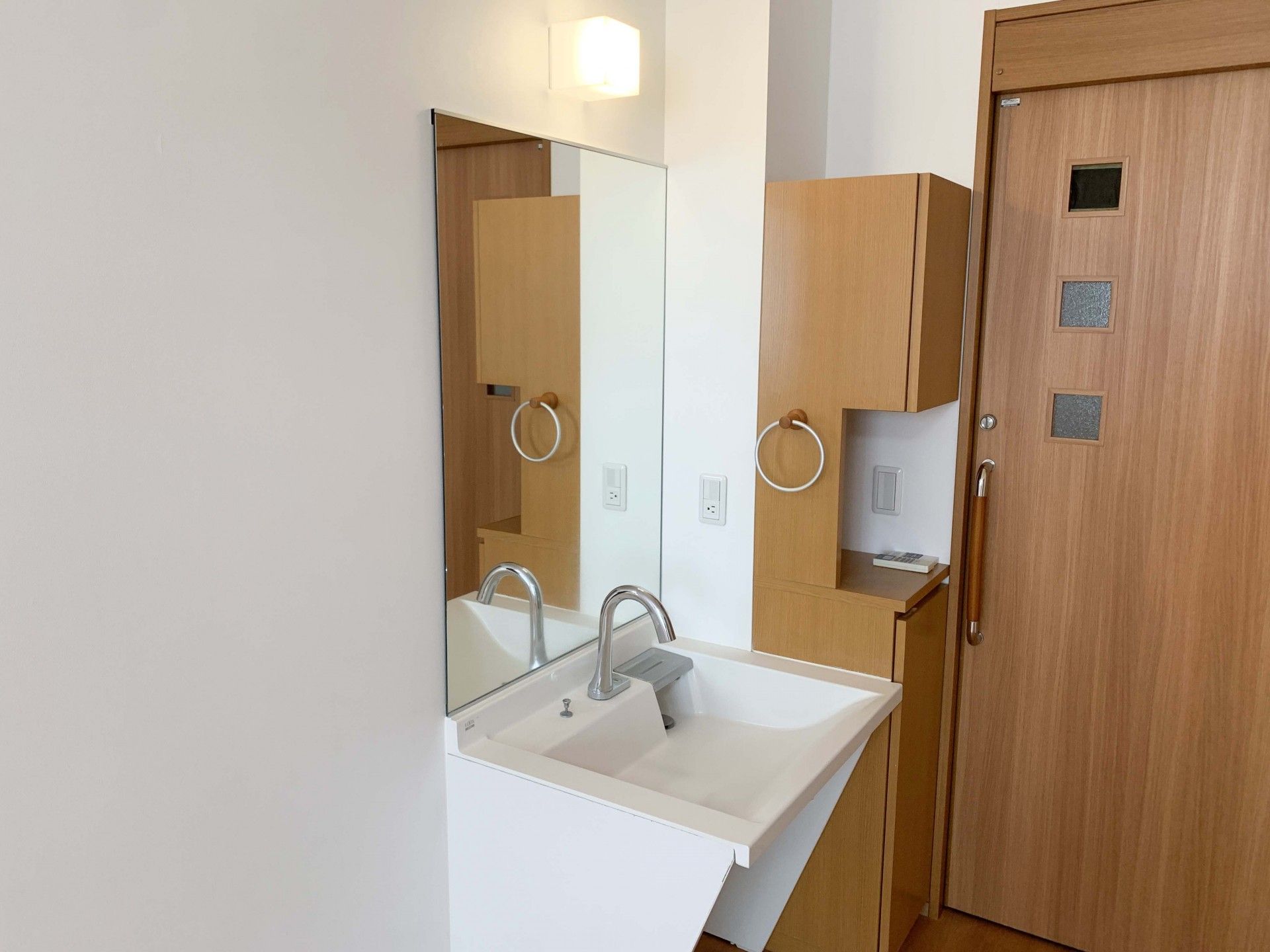 洗面台と木製扉の空間