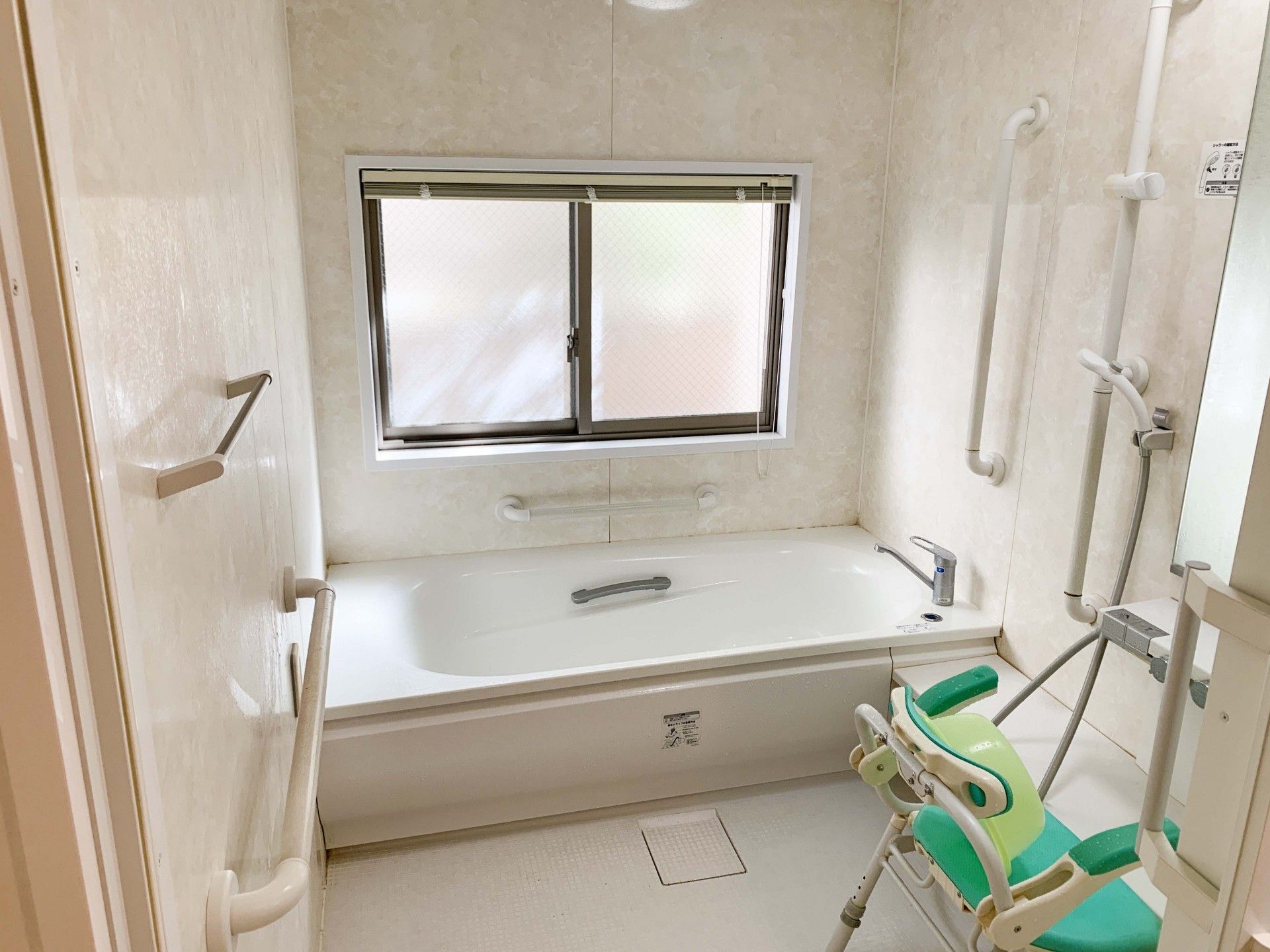 手すり付きの浴室