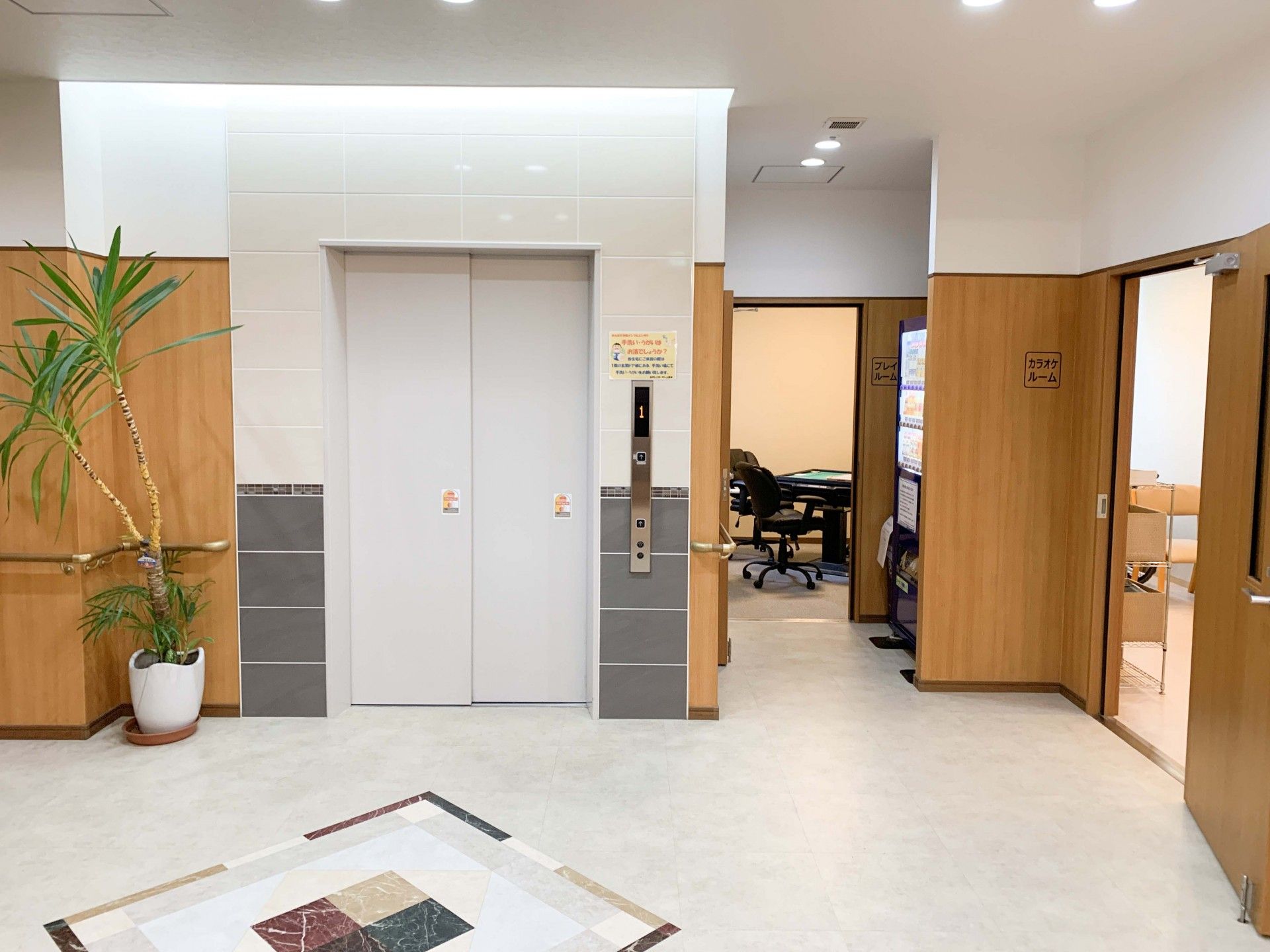 エレベーター前の廊下