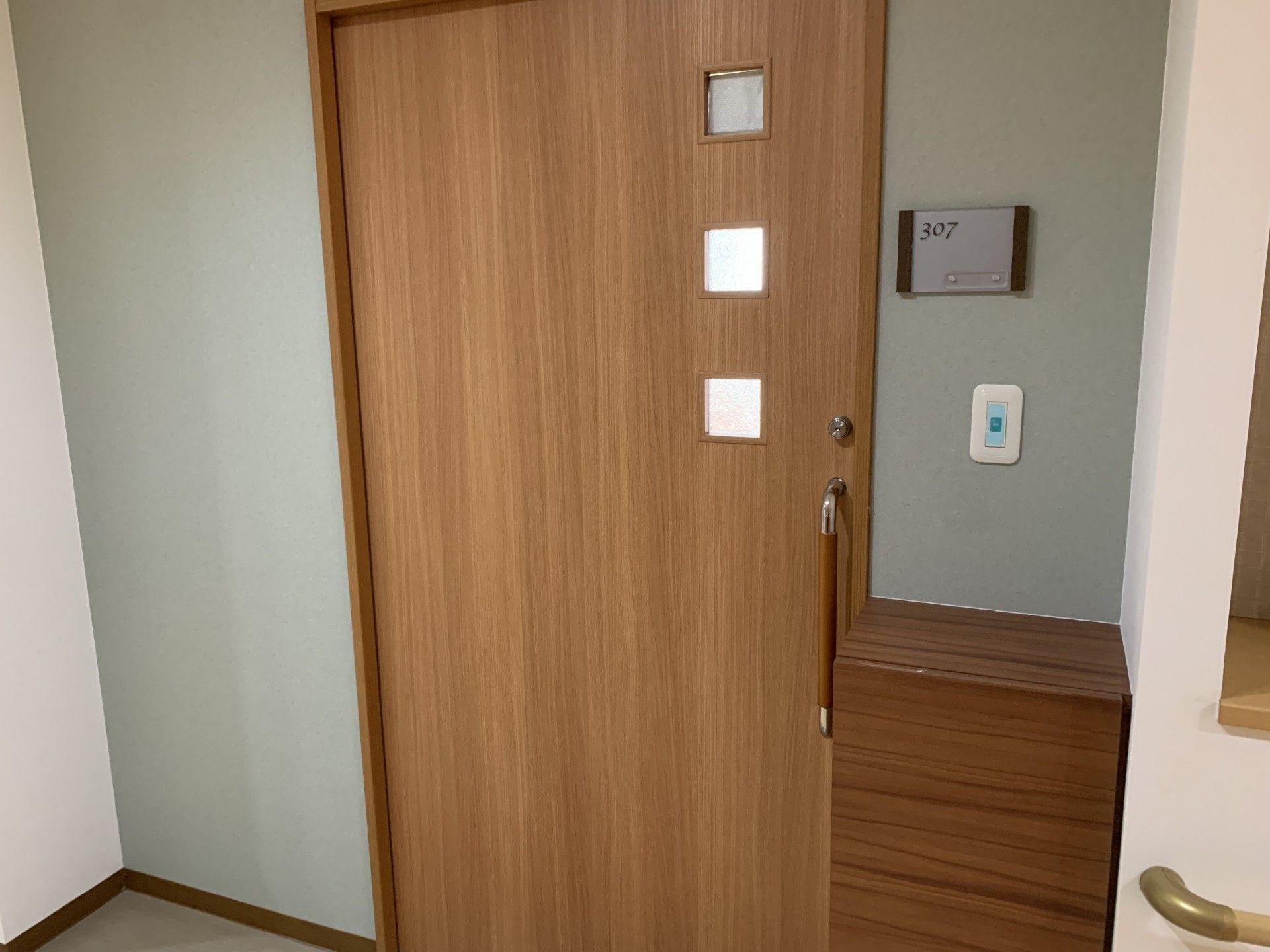 木製のドアと部屋番号