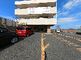 広い駐車場のある建物外観