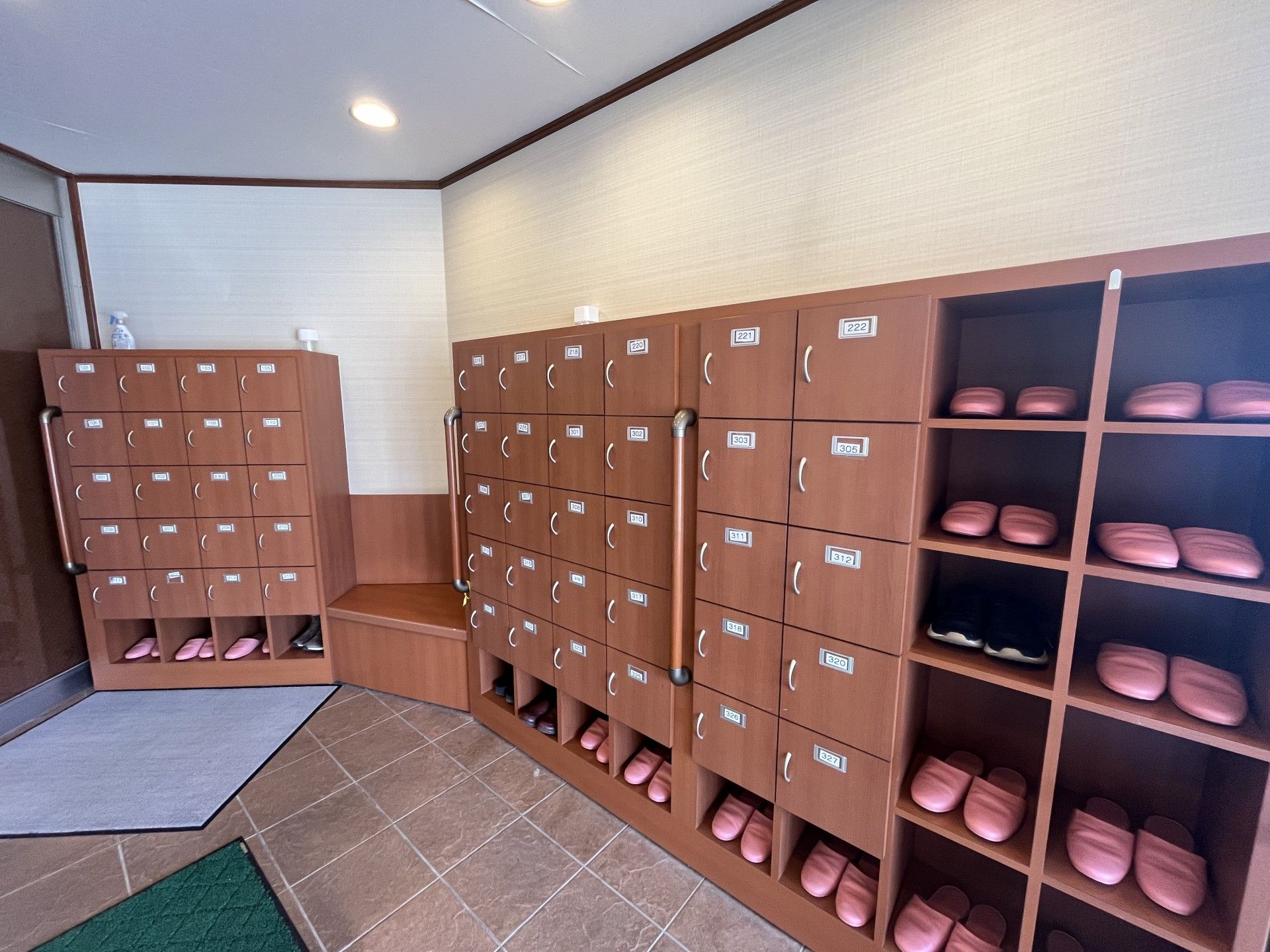 靴箱とスリッパの収納