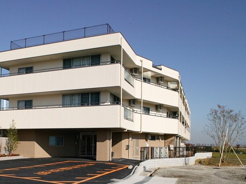 白い3階建ての建物