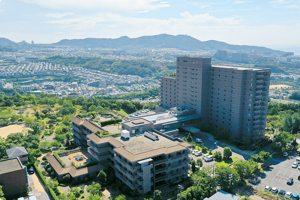 緑豊かな建物の外観