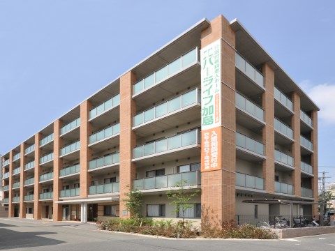 エバーライフ加島の外観。大きな駐車場を完備しておりますので、毎日をご自宅のようにお過ごしいただけます。