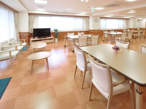エバーライフ加島のリビング・ダイニング。毎日沢山の入居者様で大いに賑わう、楽しいお食事となっております。