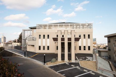 明るく広々とした建物正面