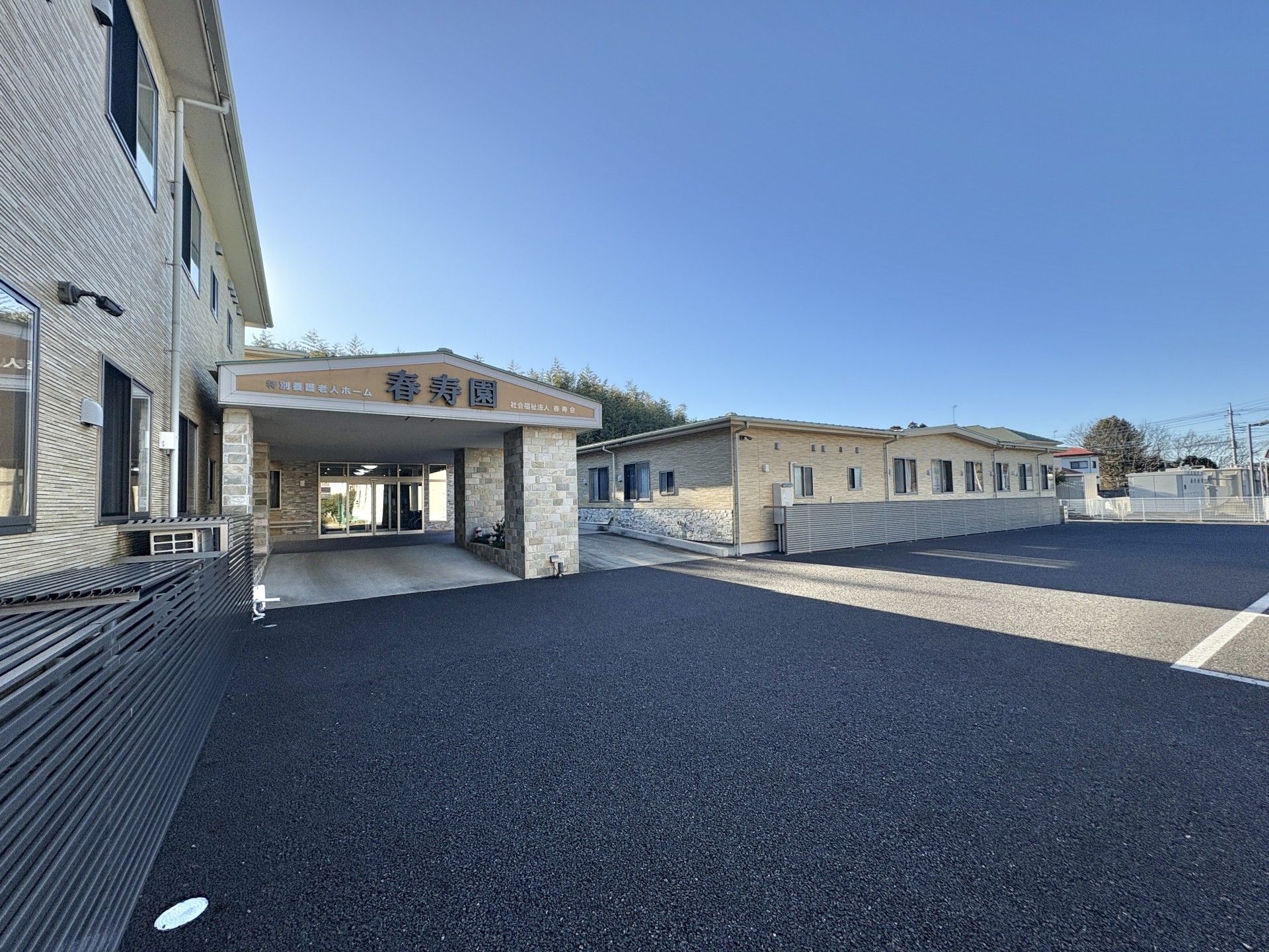 広いエントランスの建物