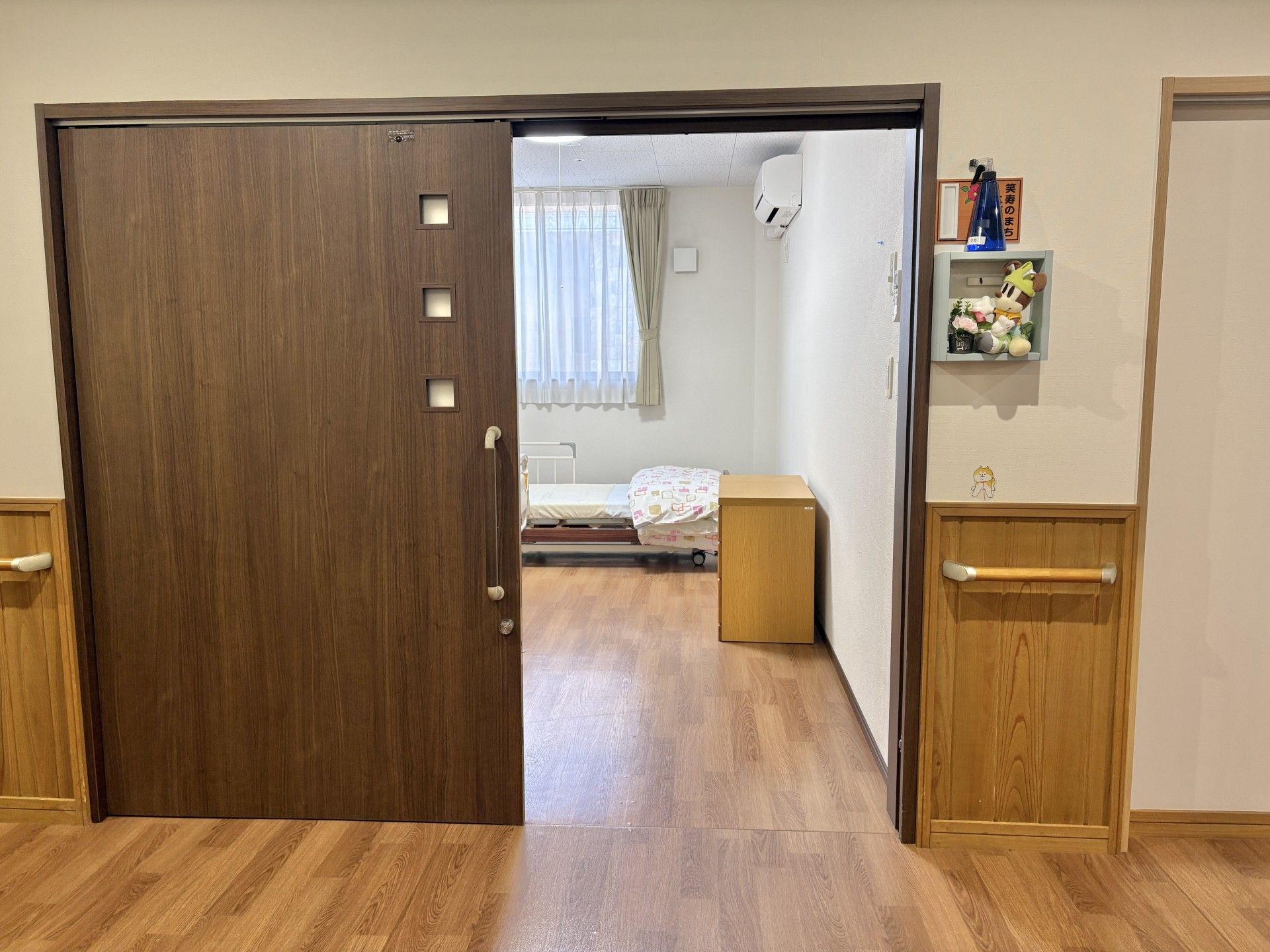 広い扉のある居室