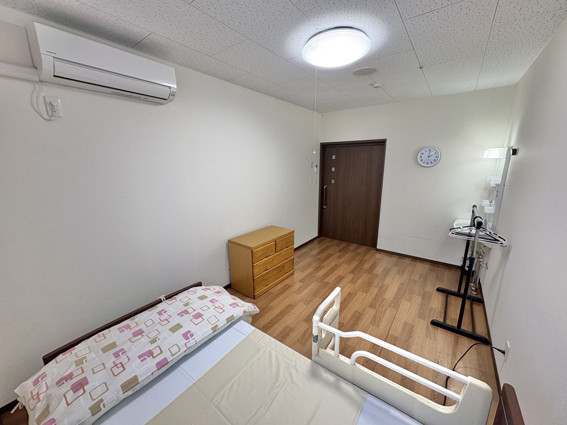 シンプルな個室の様子