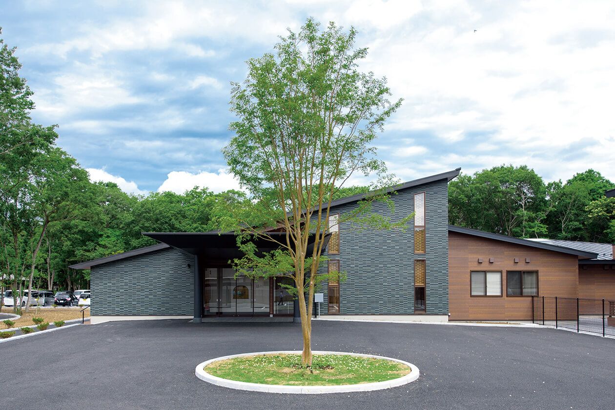 緑に囲まれた建物正面