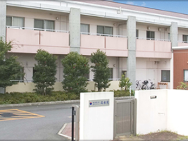 緑に囲まれた建物外観