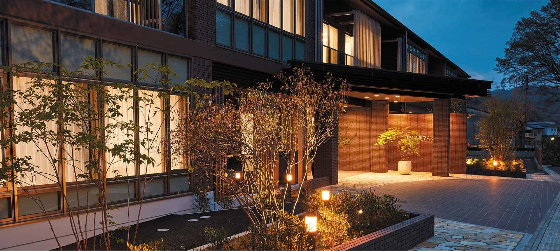 夕暮れ時の落ち着いた建物入口