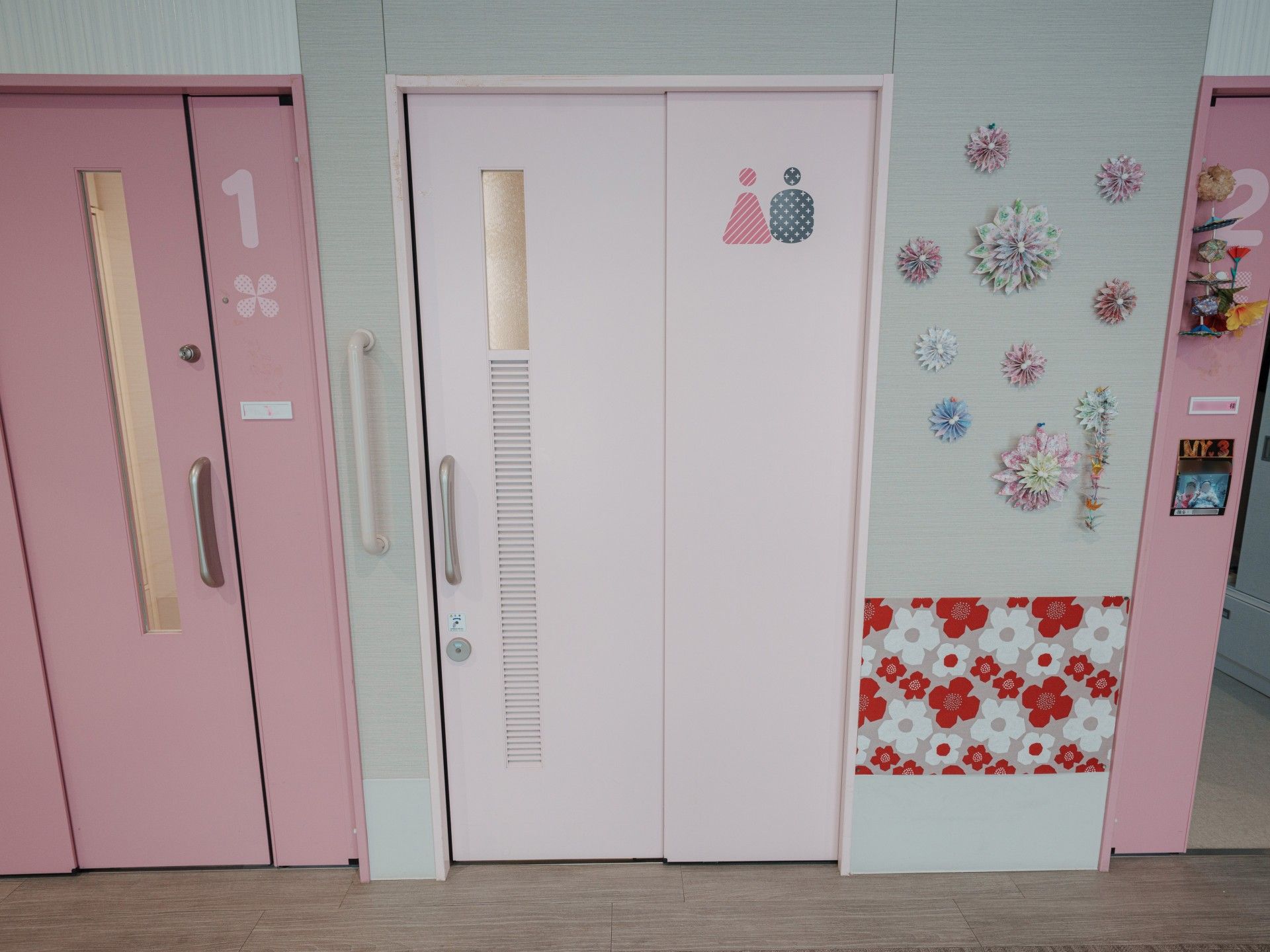 優しい色合いの扉