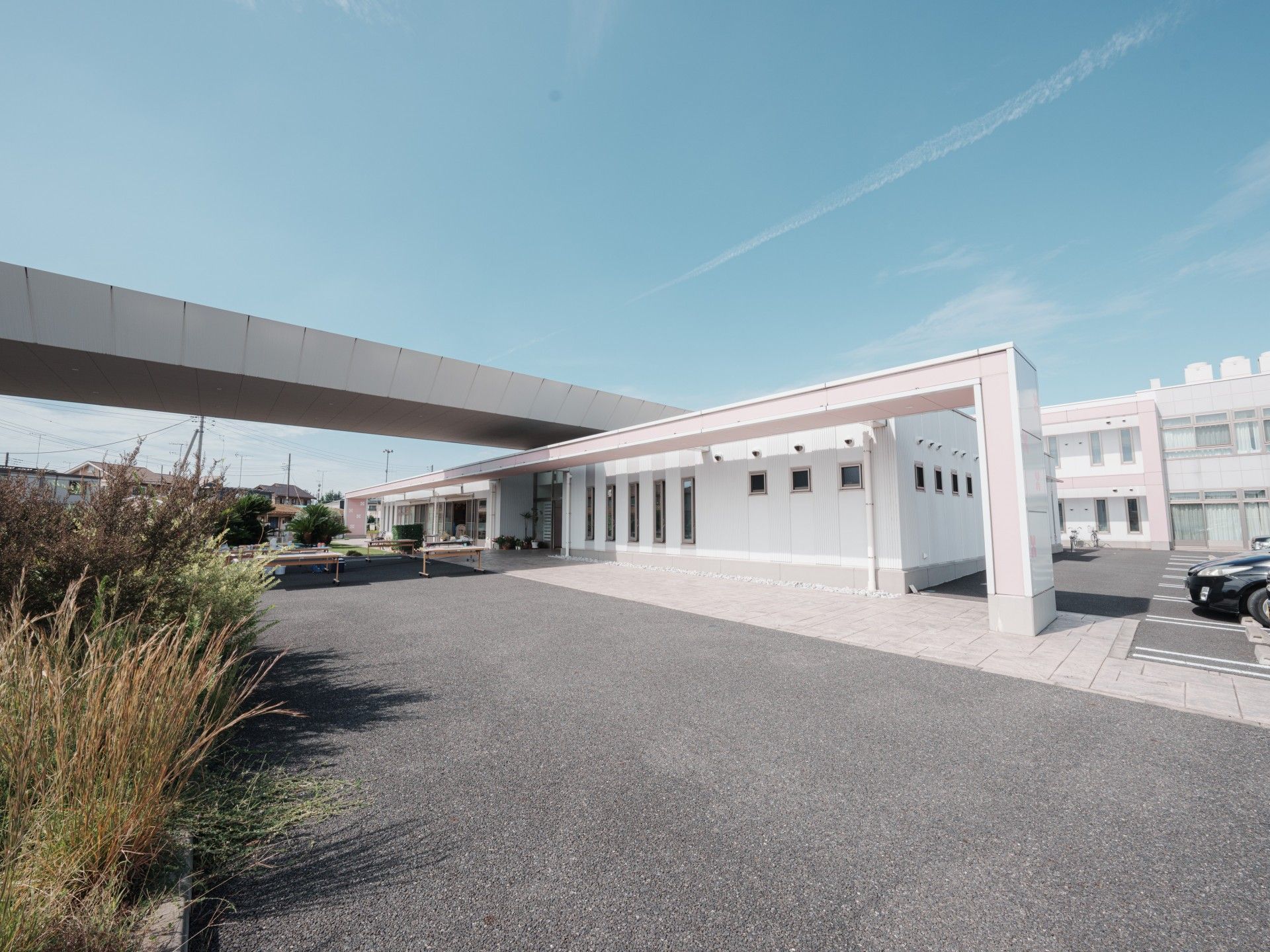 広い駐車場のある建物