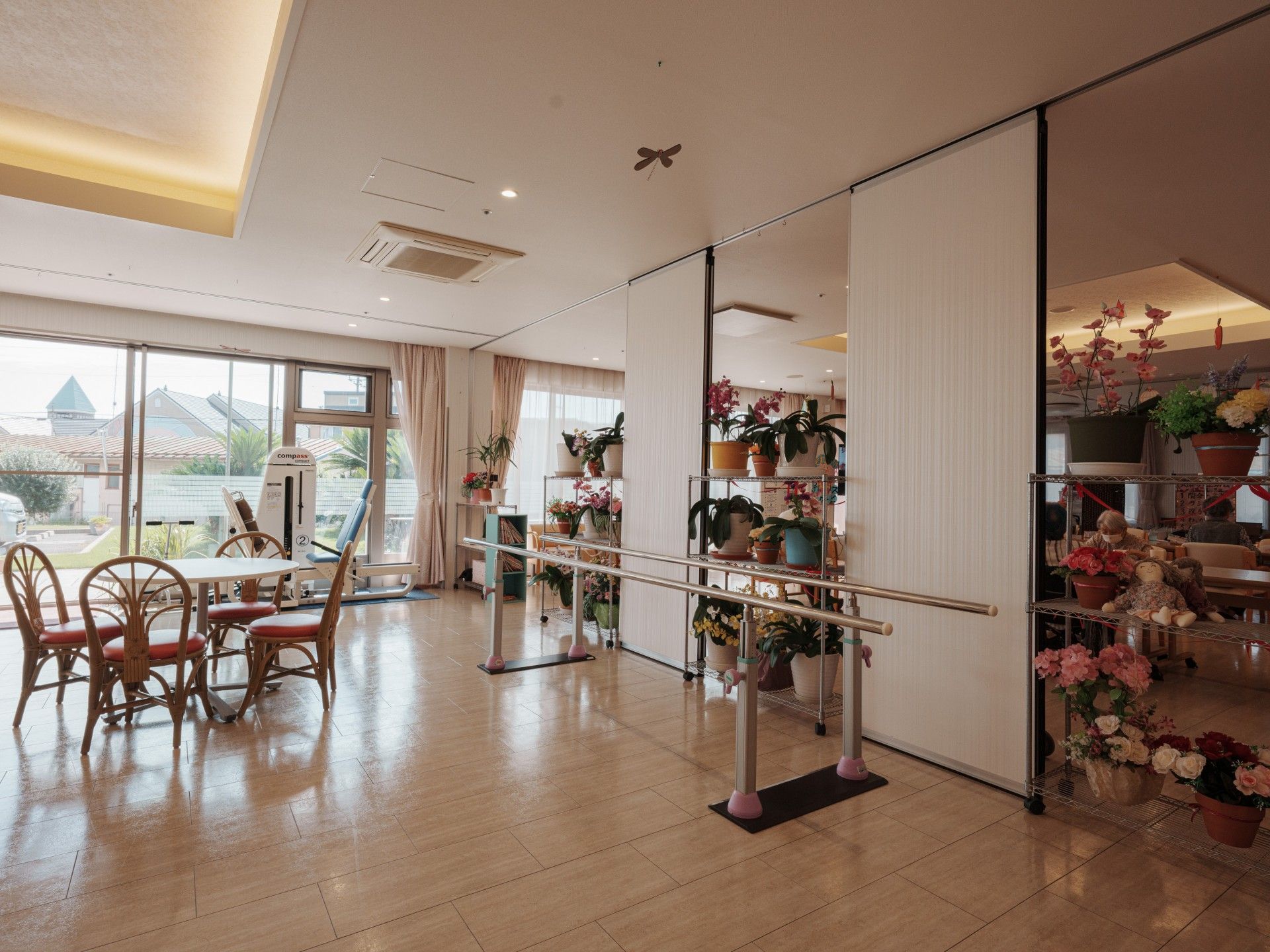 明るい室内のテーブルと椅子