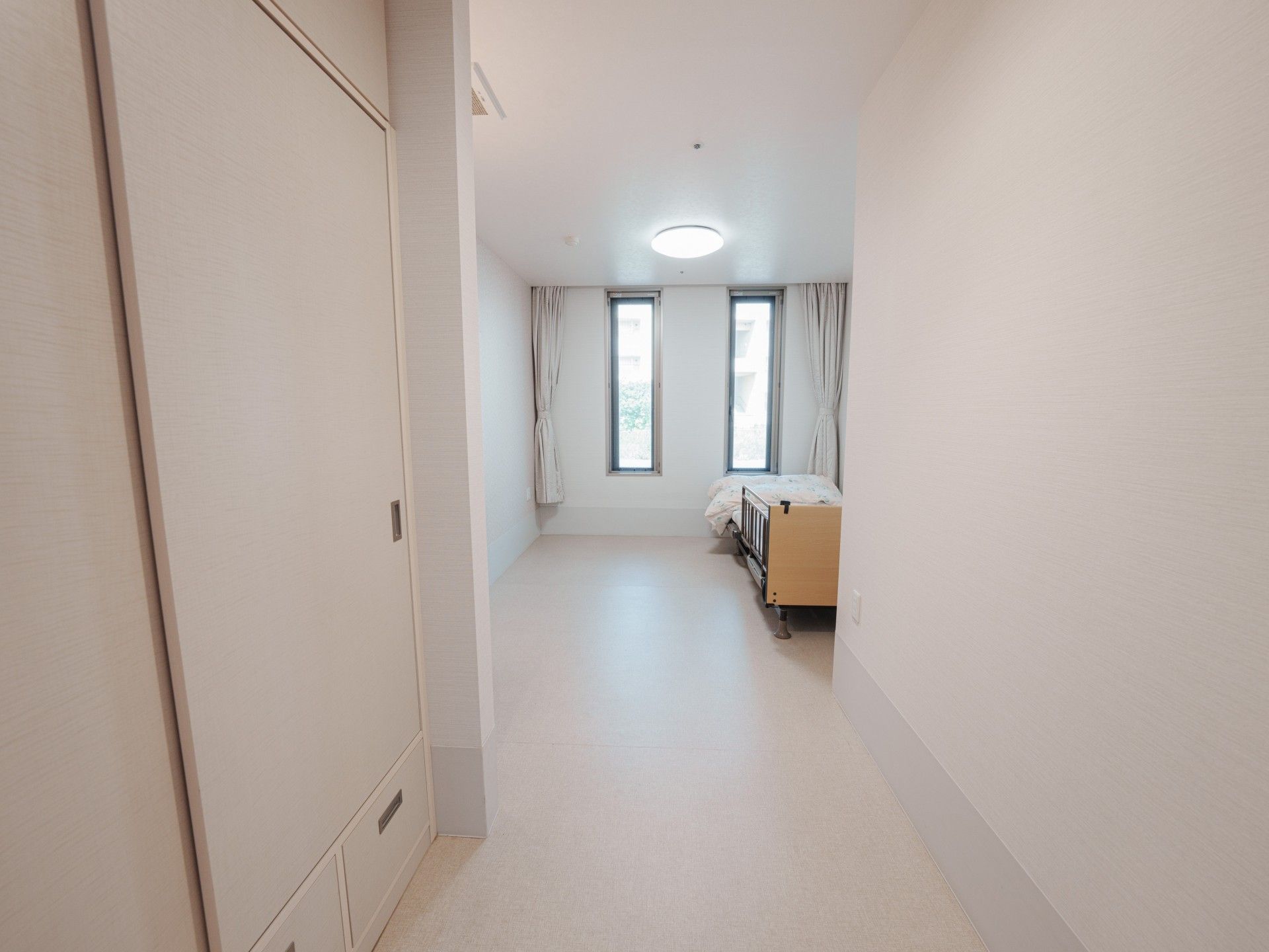 明るい個室のベッド