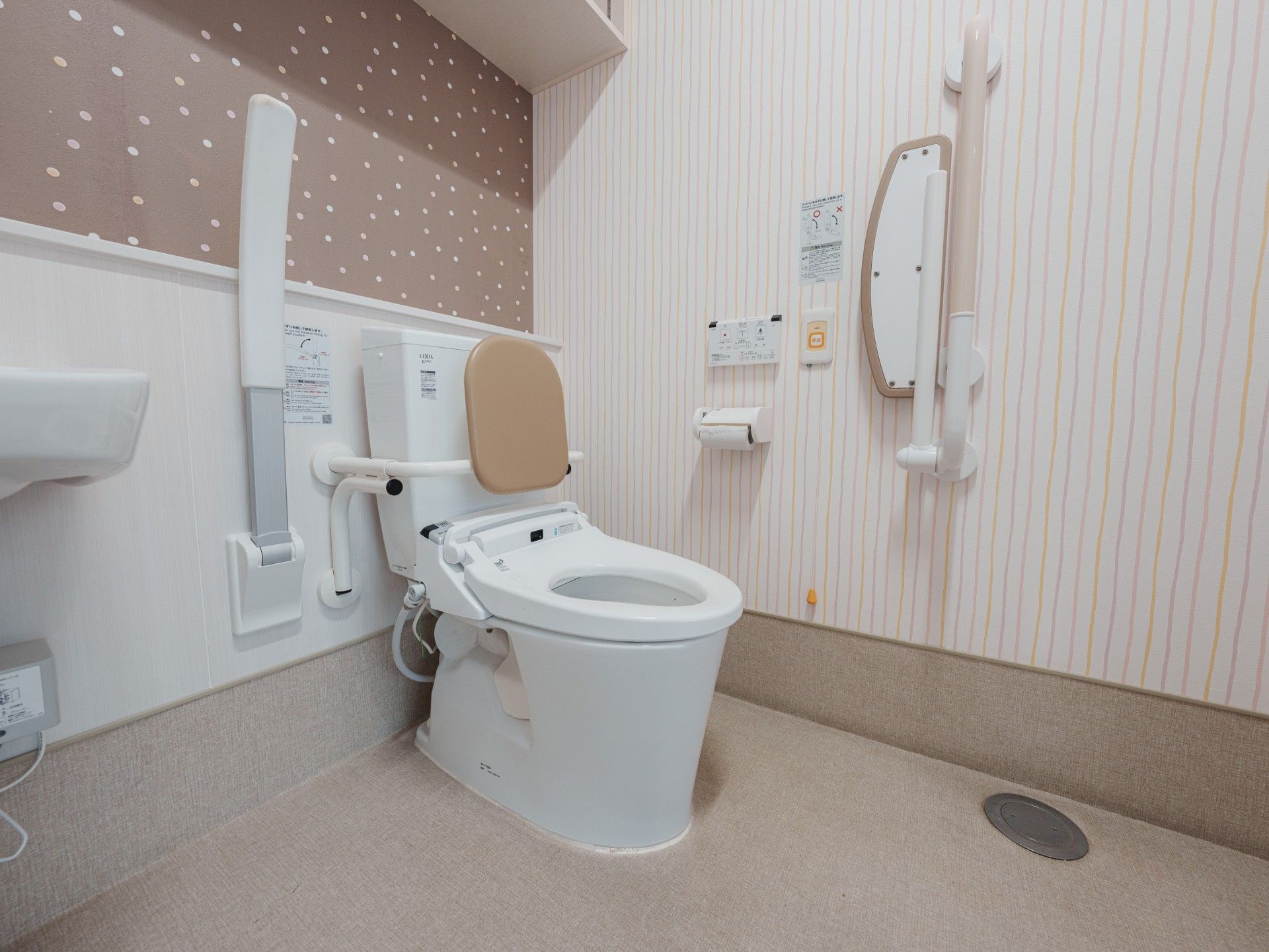 手すり付きのトイレ