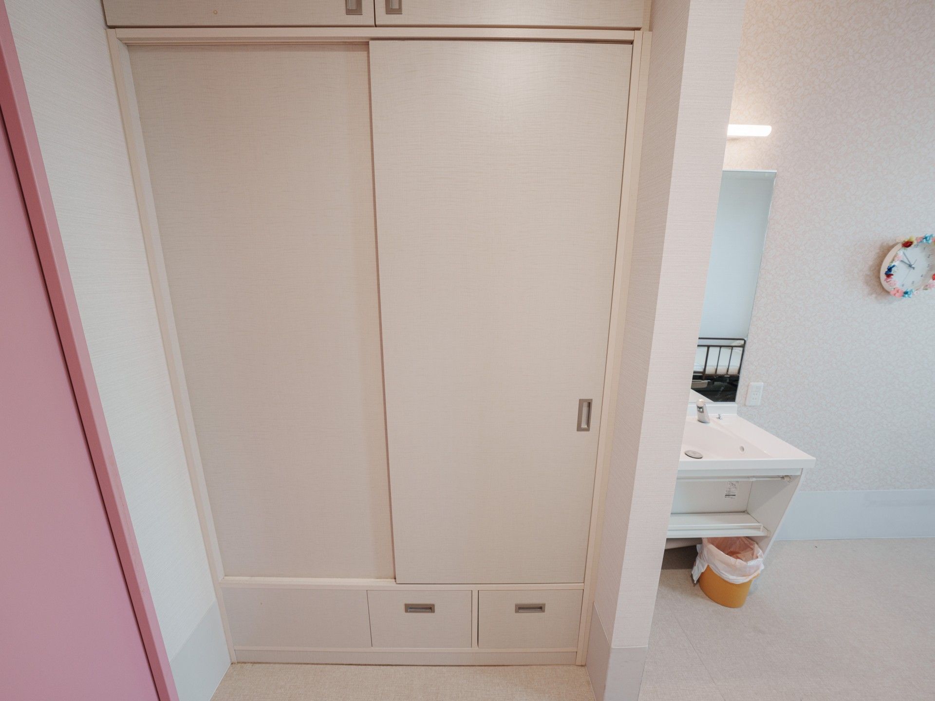 収納と洗面台の一角