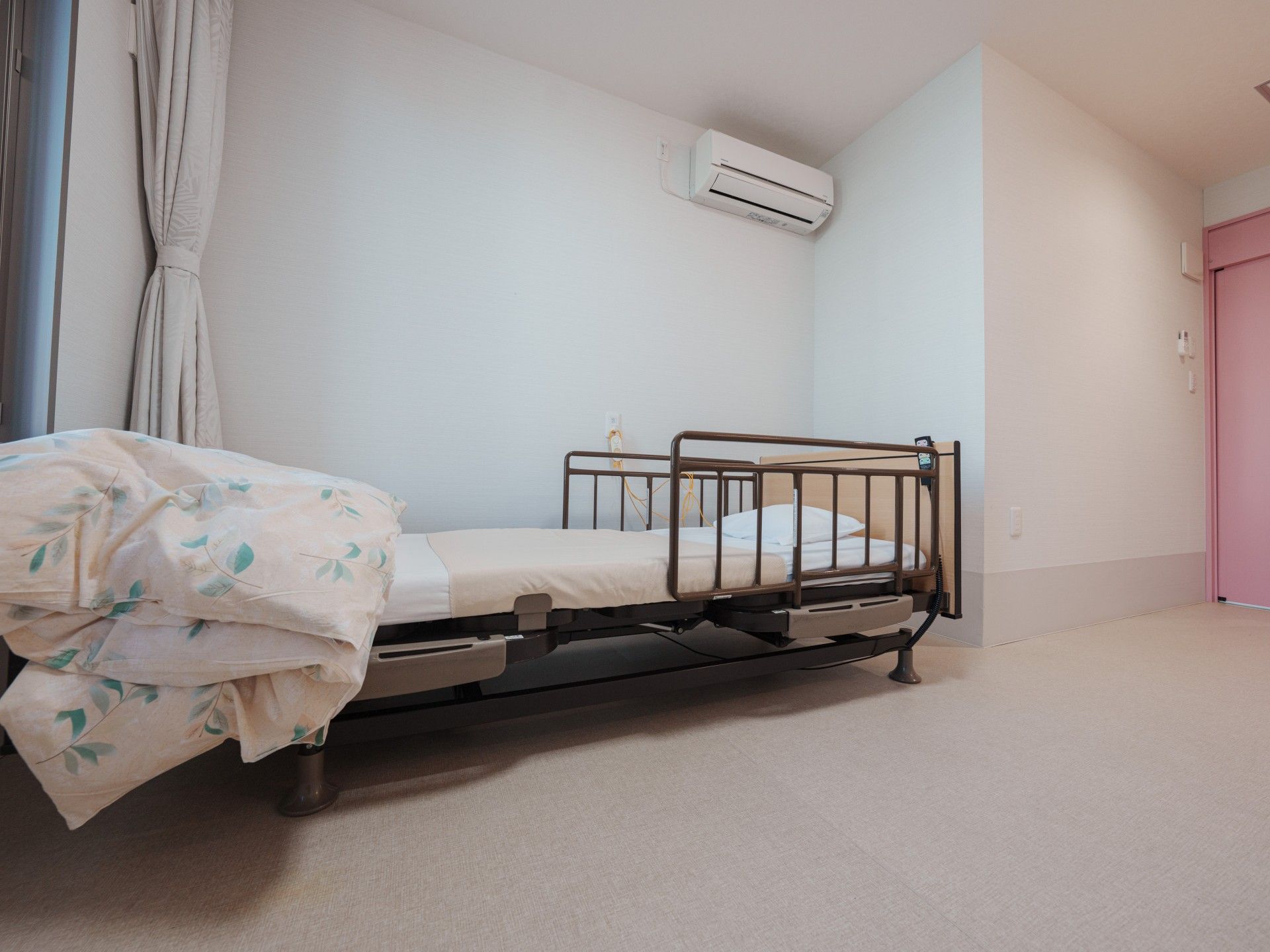 シンプルなベッドの部屋