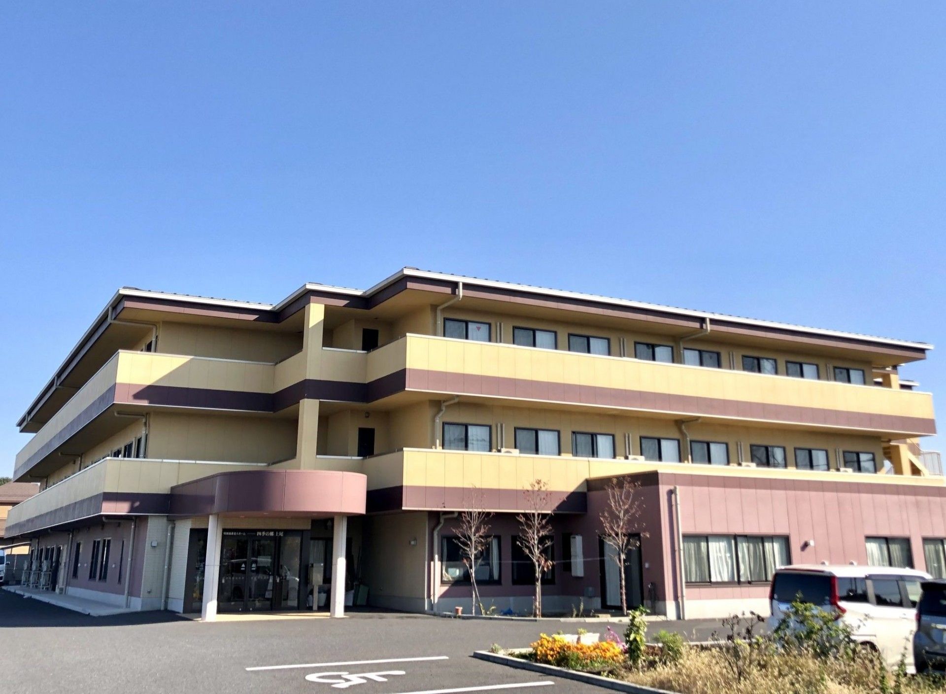 ゆったりとした建物の外観