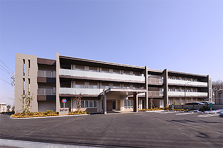 ゆとりある建物の正面入口