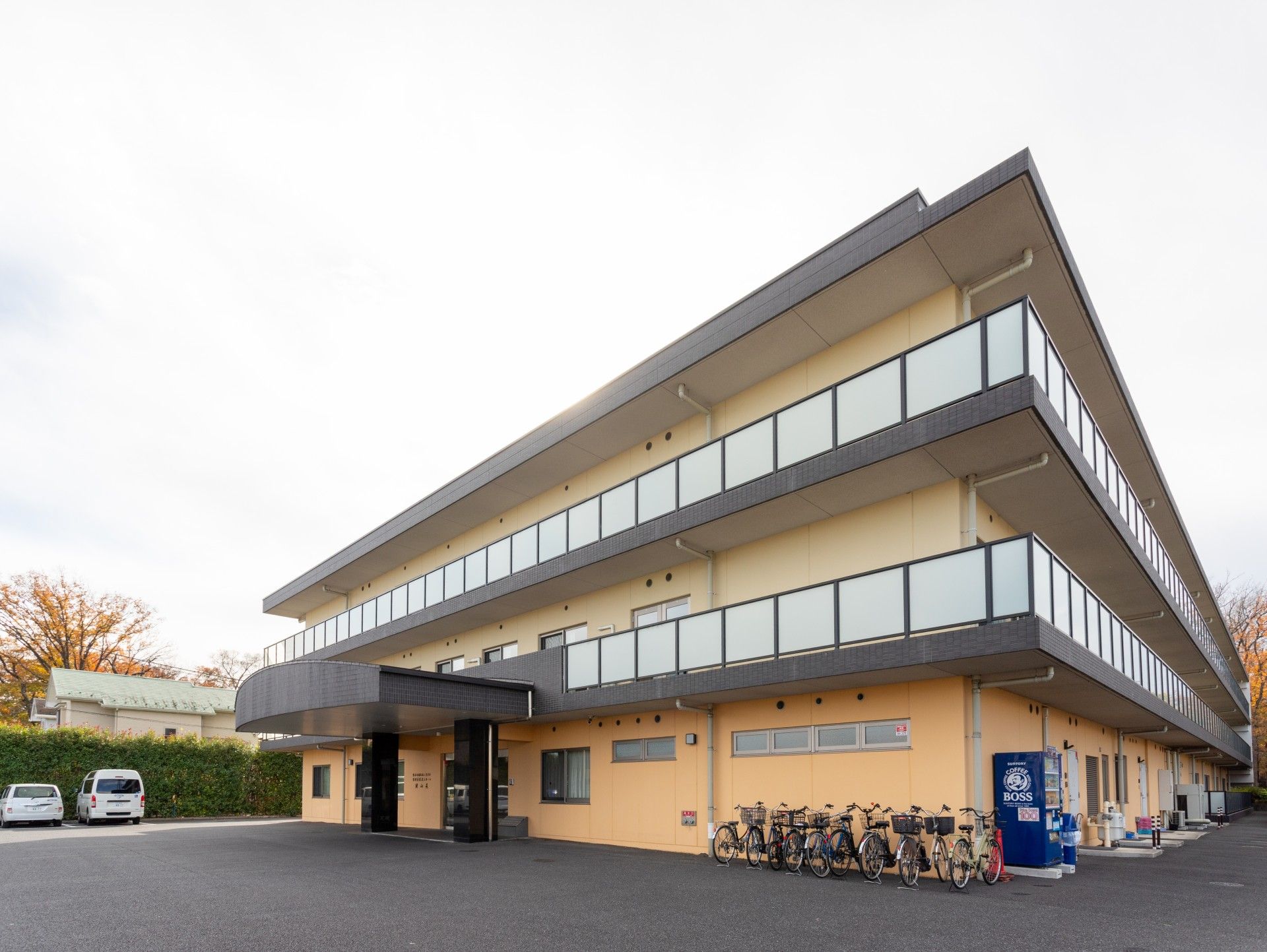 三階建ての建物外観