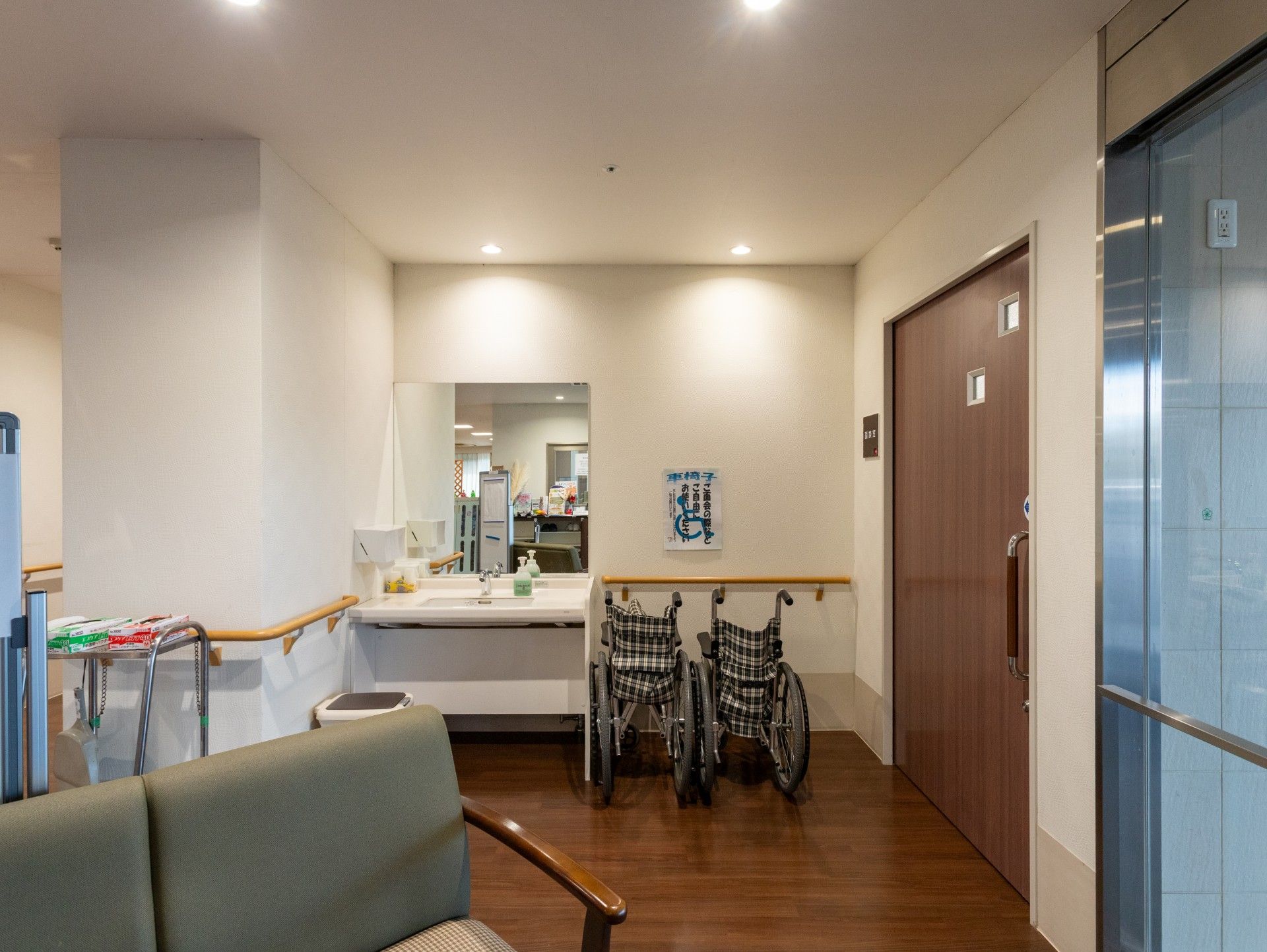 車椅子と洗面台のある廊下