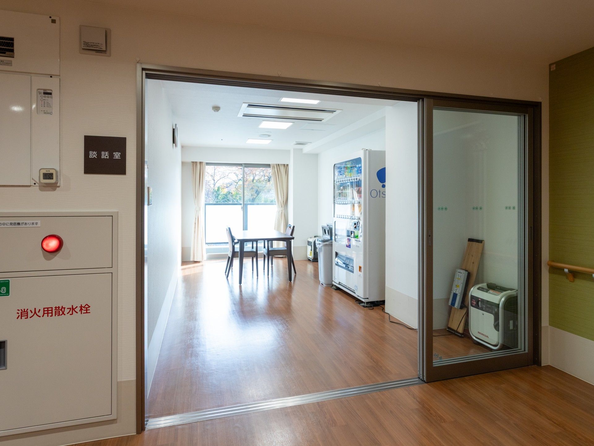 明るい談話室の入口