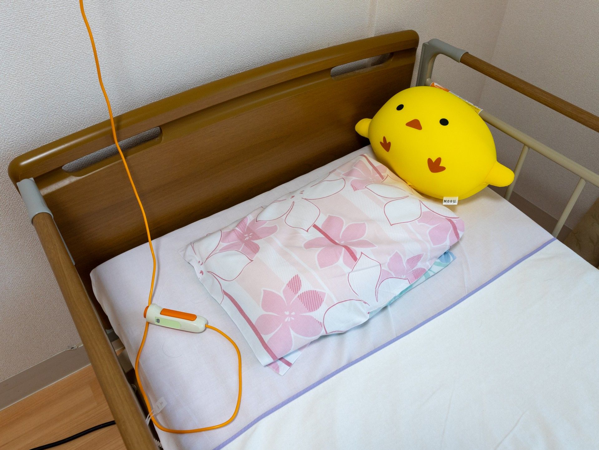 かわいいぬいぐるみのあるベッド