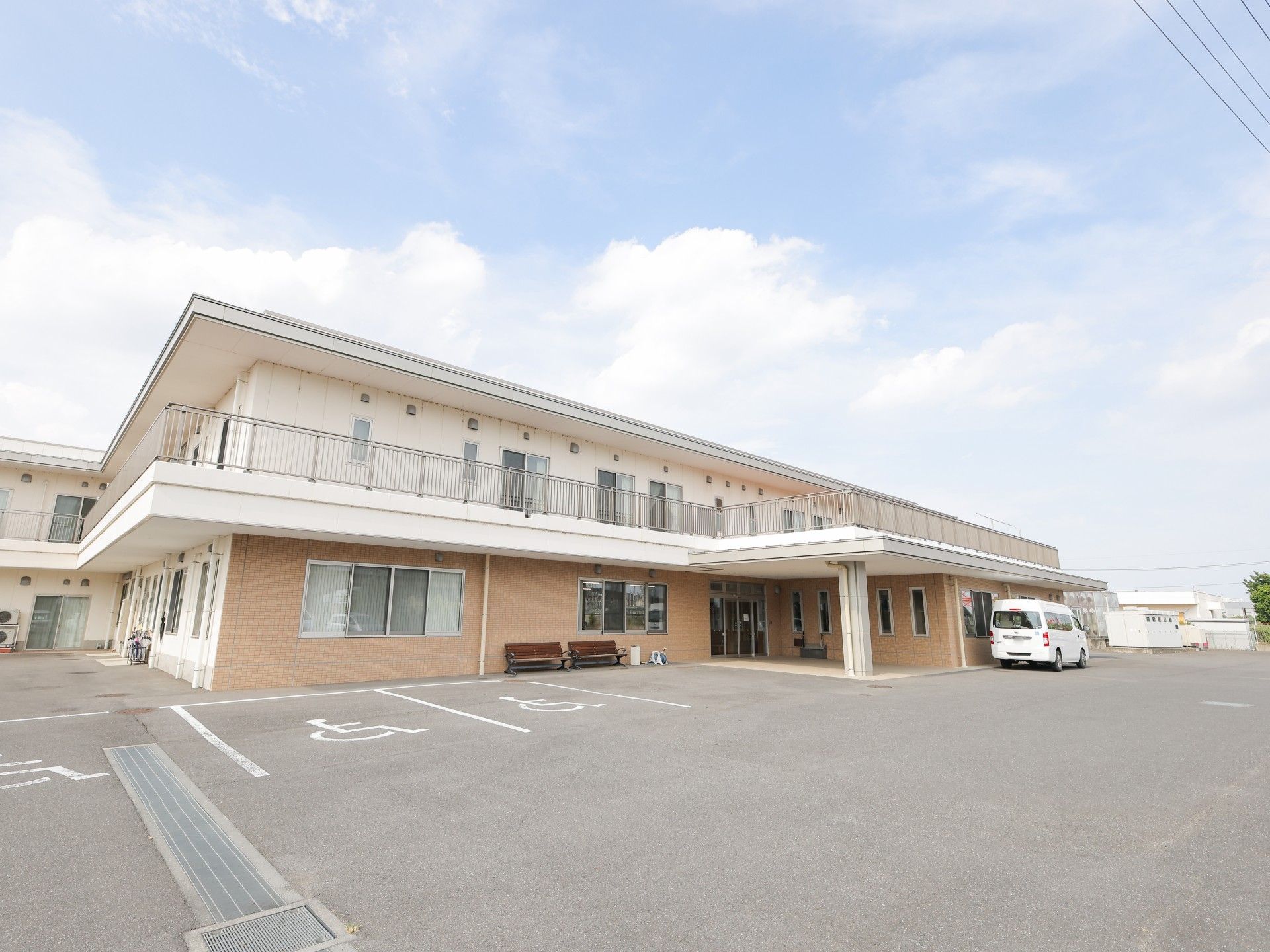 広い駐車場の建物