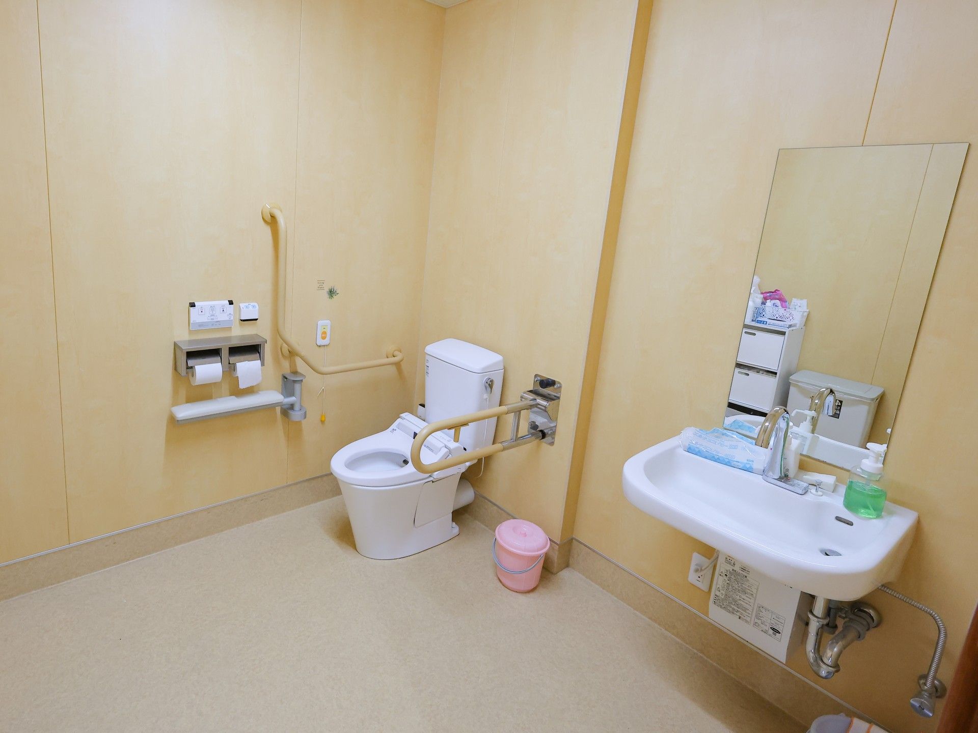 手すり付きのトイレ