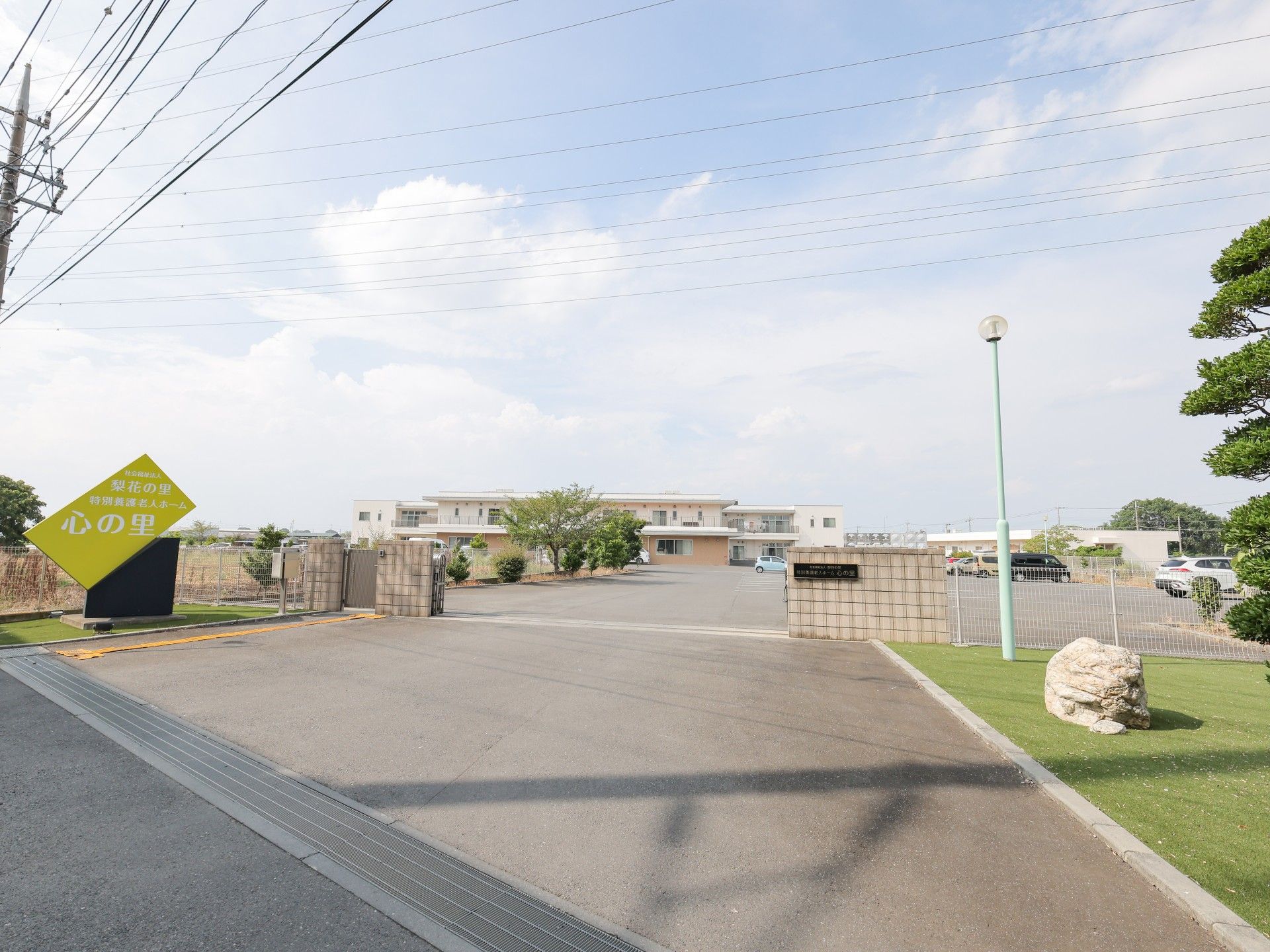 広い駐車場の入口