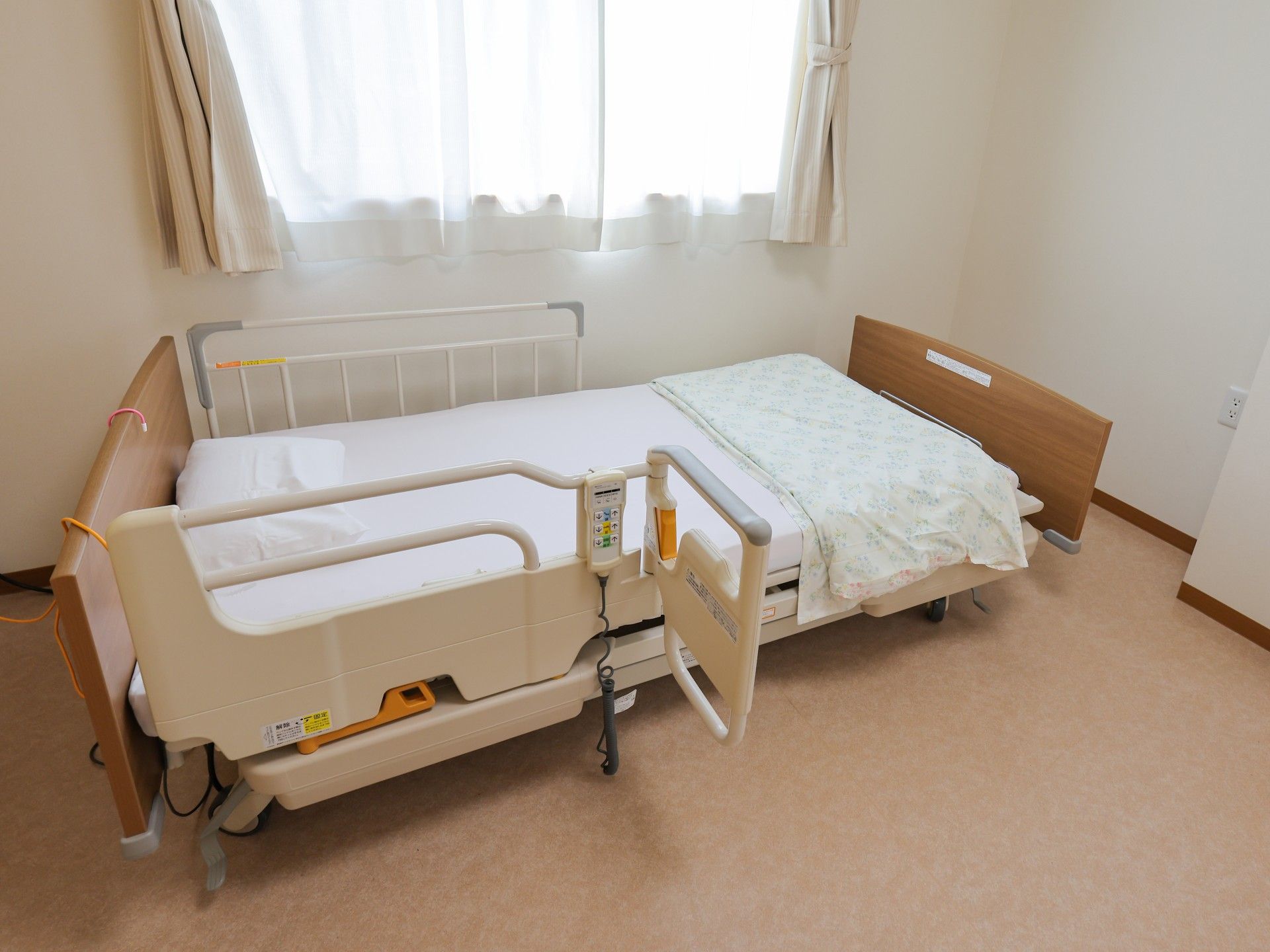 明るい個室のベッド