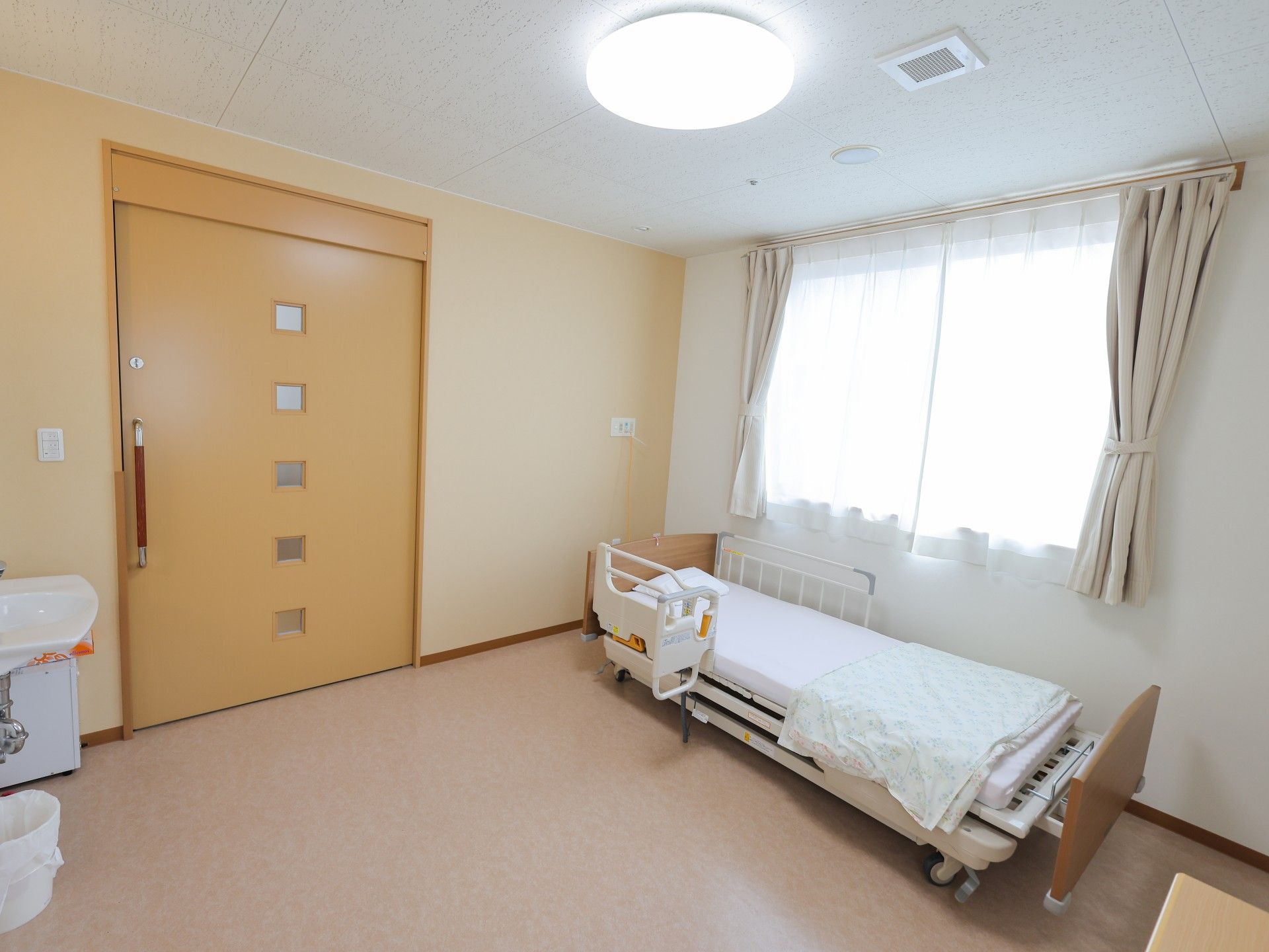 明るい個室のベッド