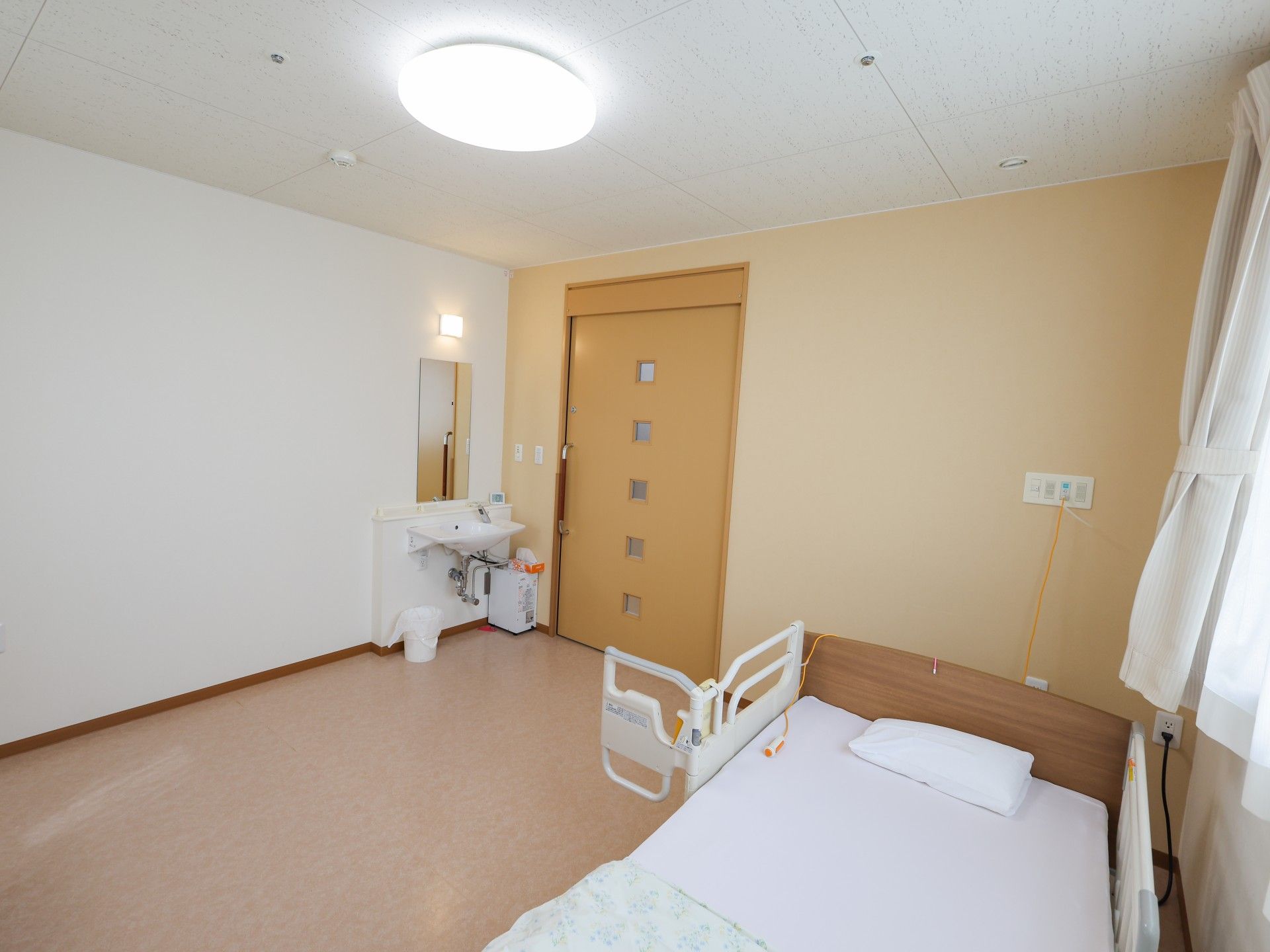 シンプルな個室の様子