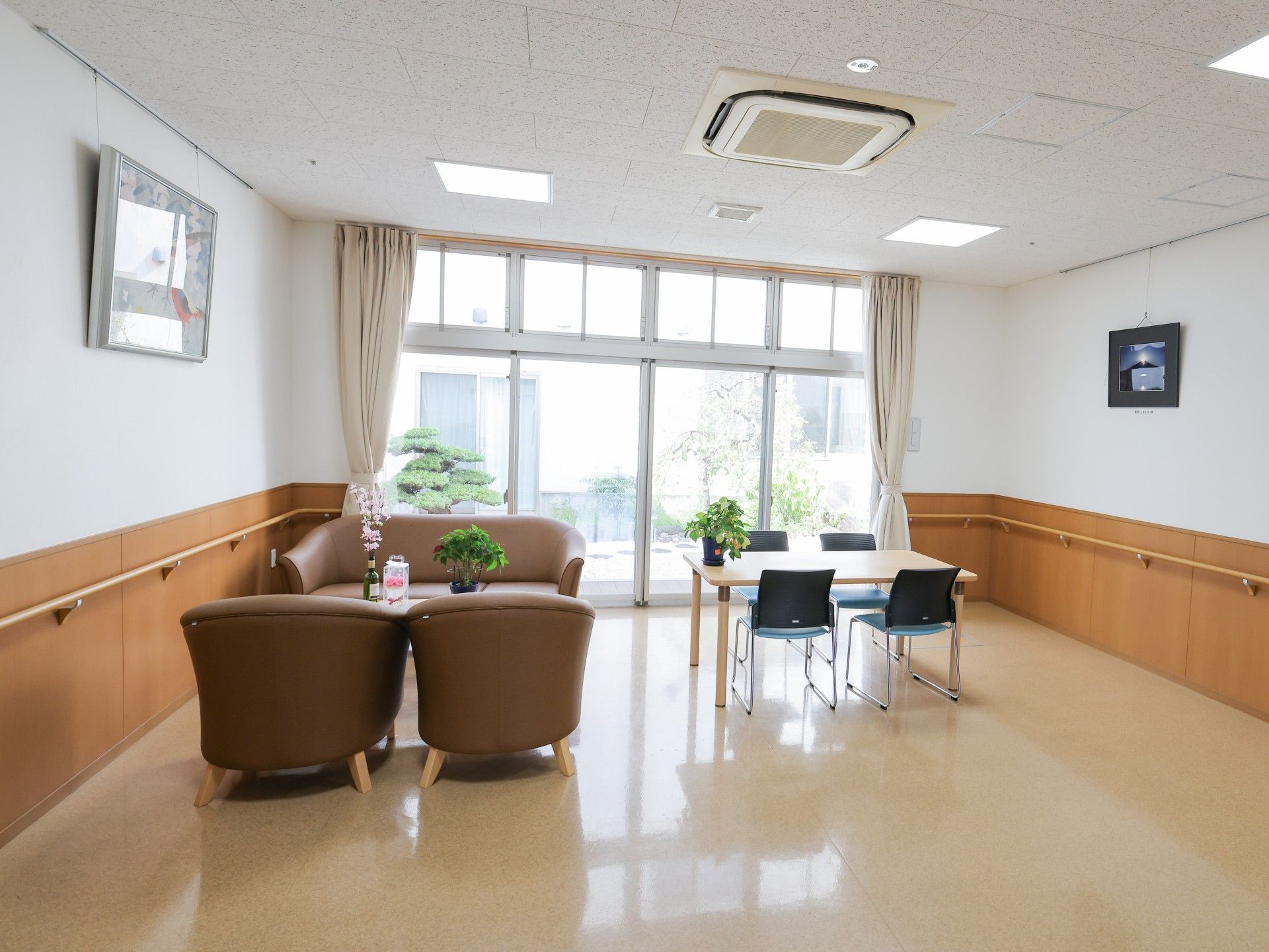 明るい窓際のリビング