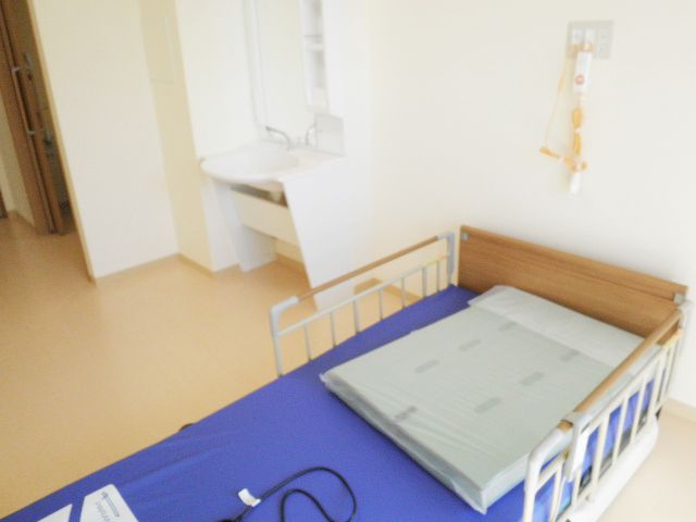 清潔な個室のベッド