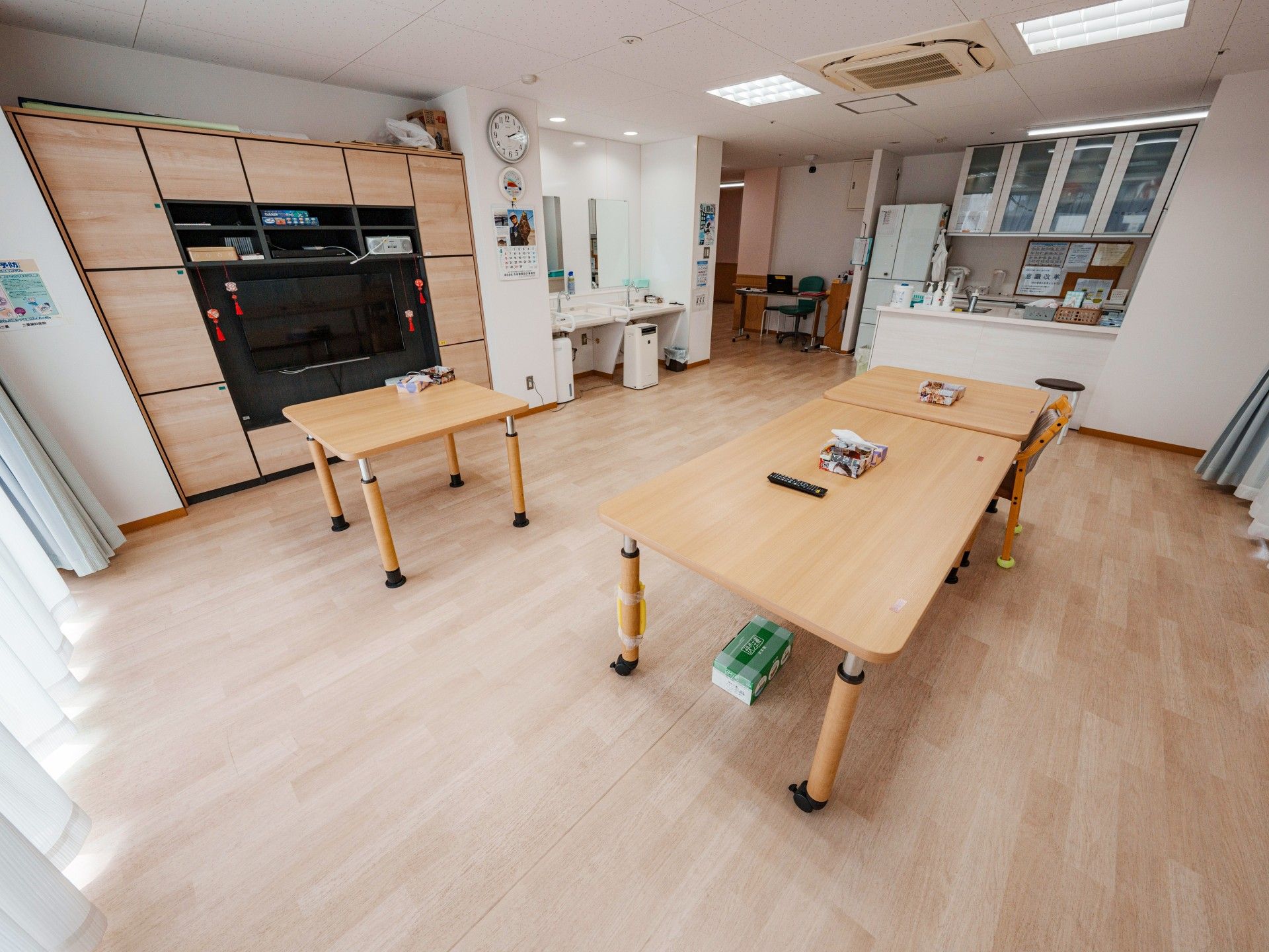 広いテーブルのある部屋