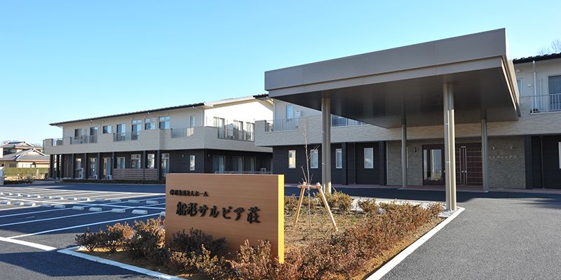 広々とした施設の外観