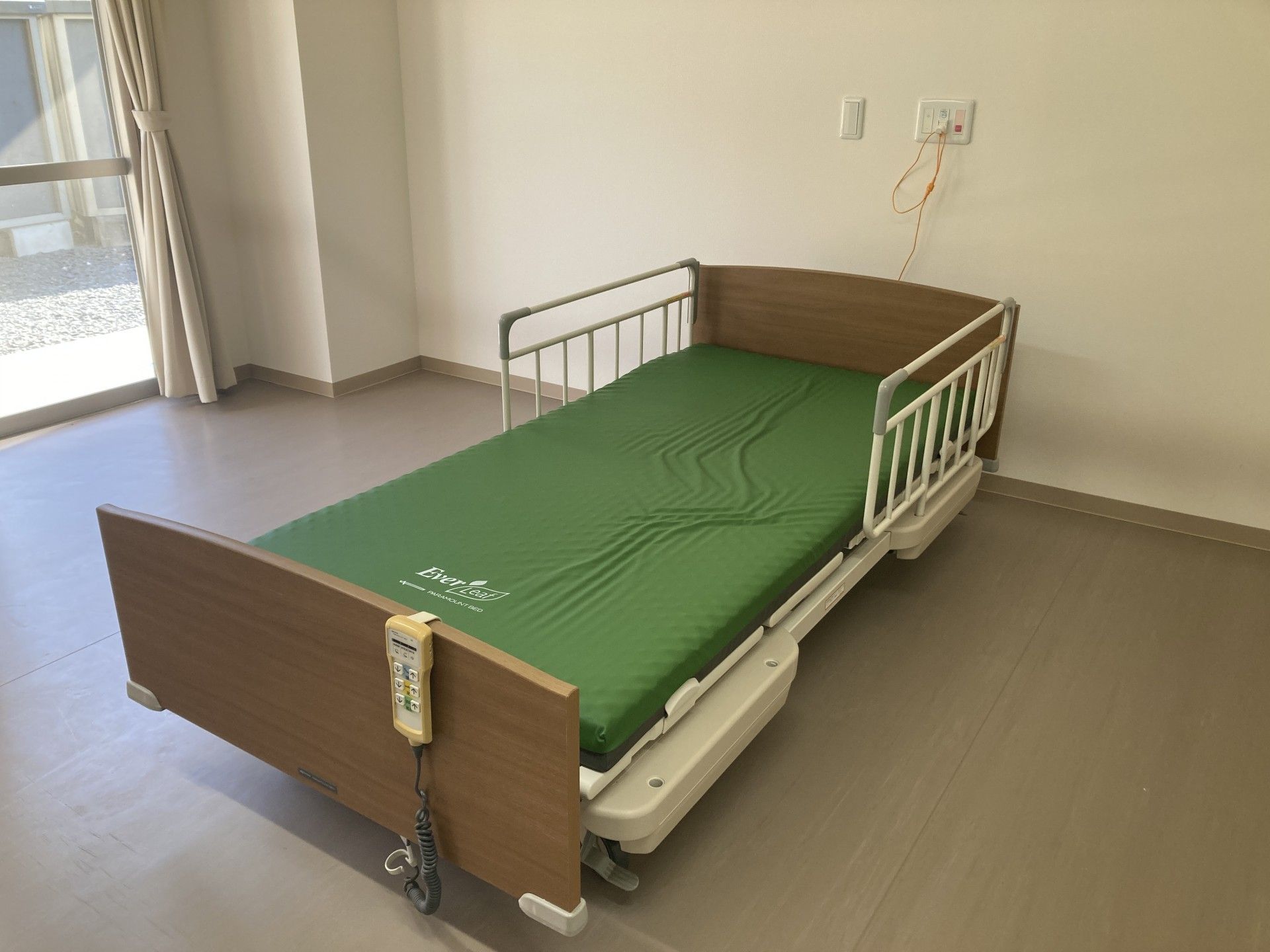 シンプルなベッドの部屋