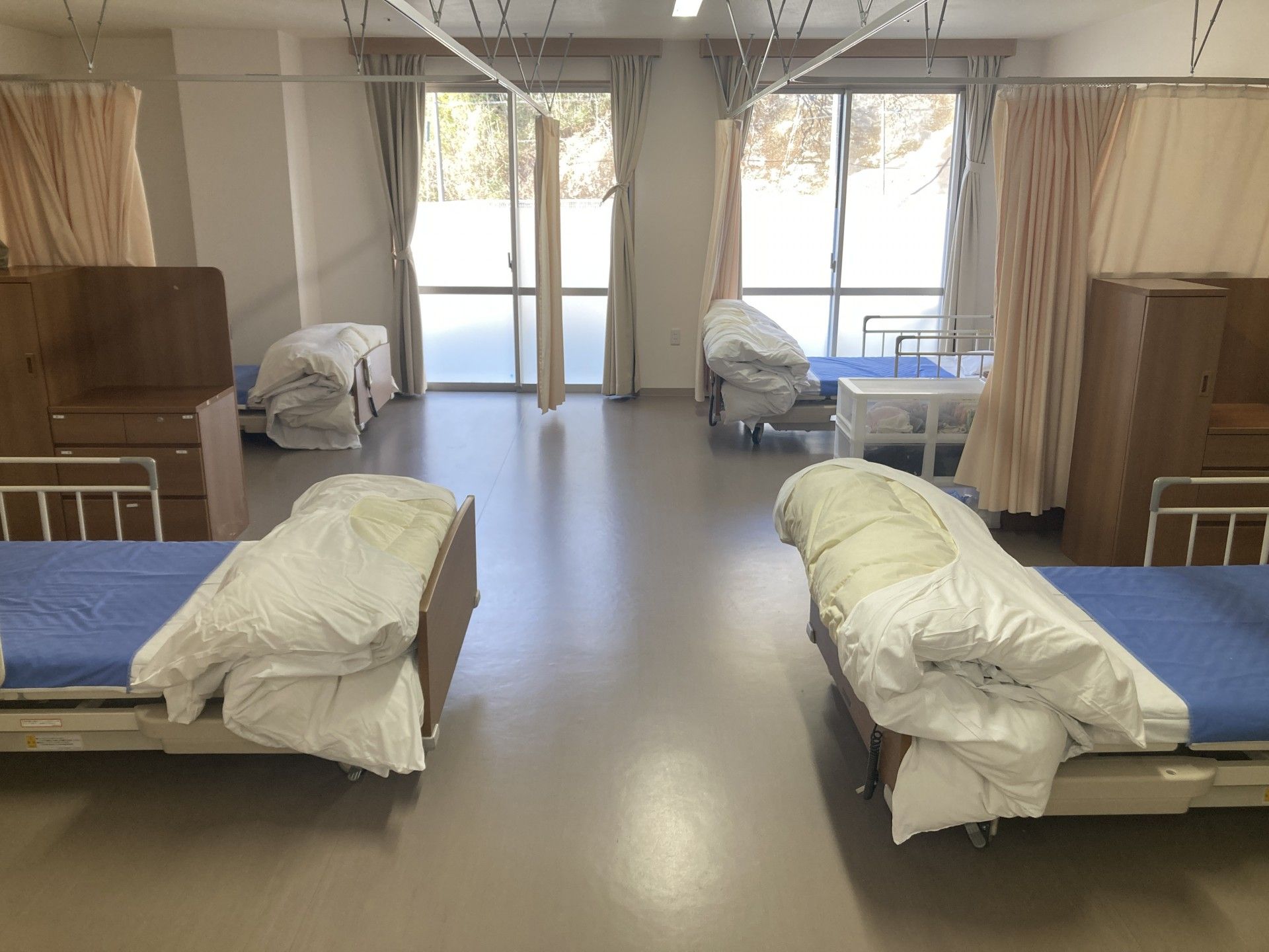 明るい部屋のベッド配置