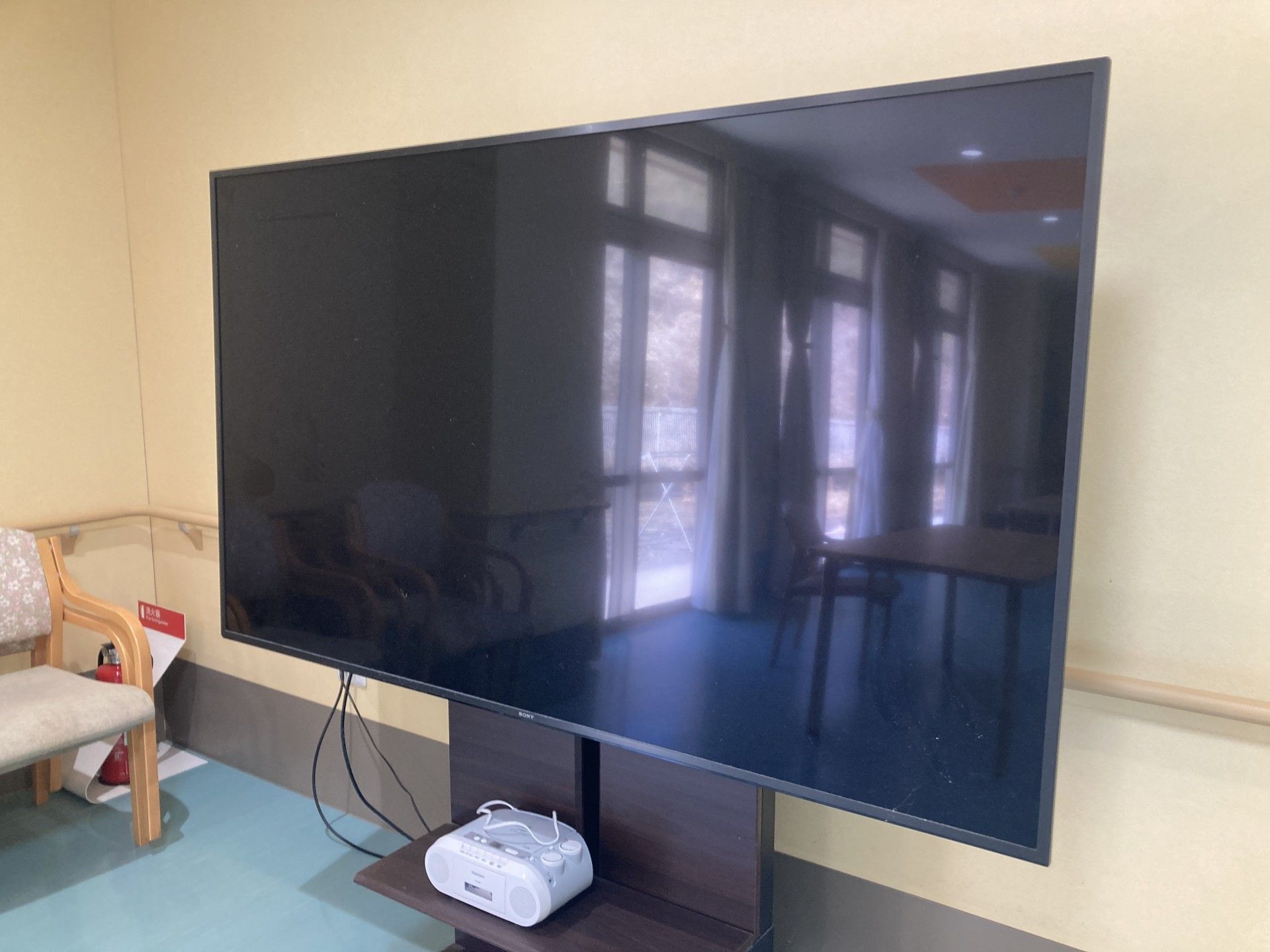大画面テレビと椅子の部屋