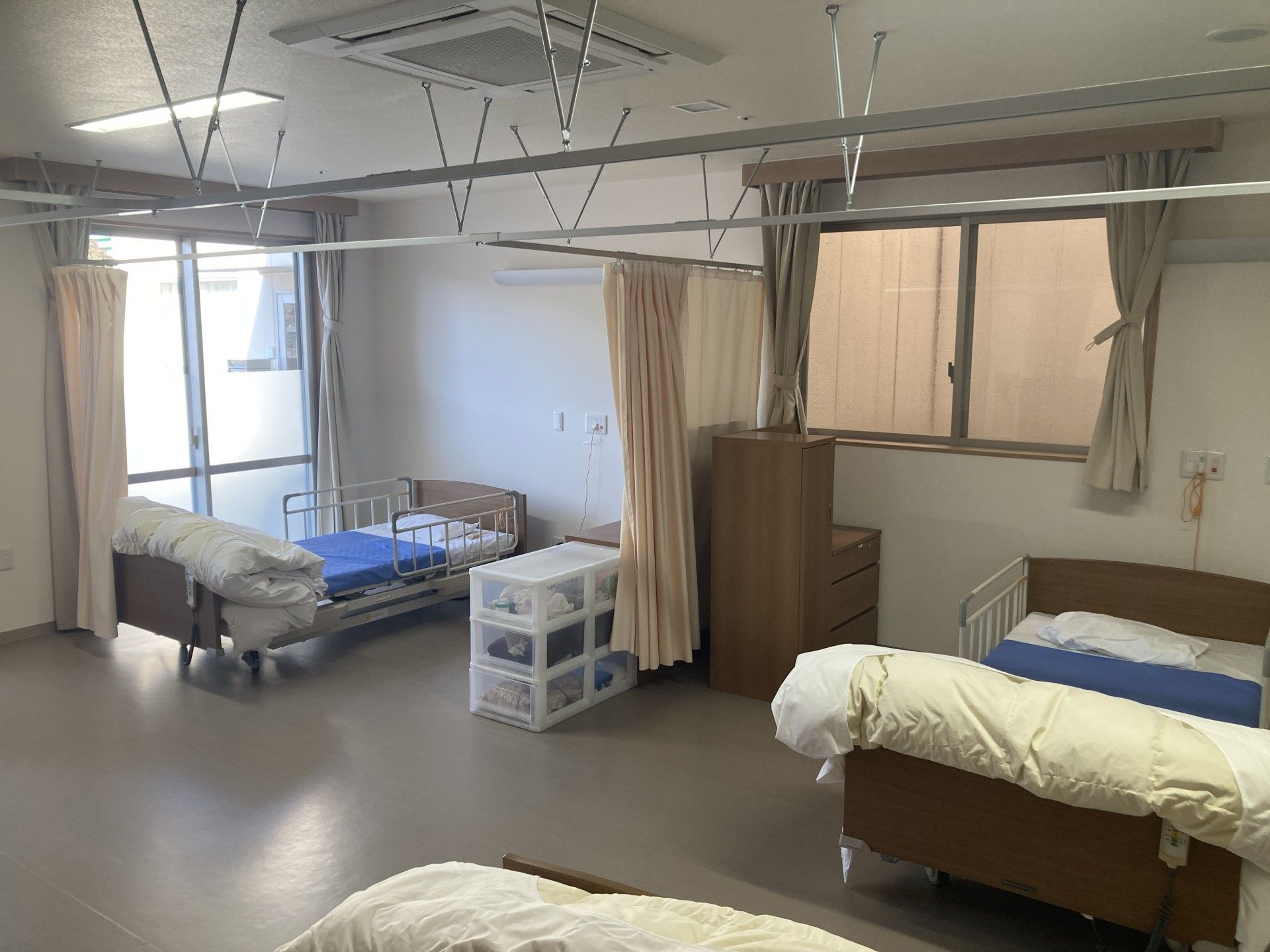 ベッドが並ぶ部屋