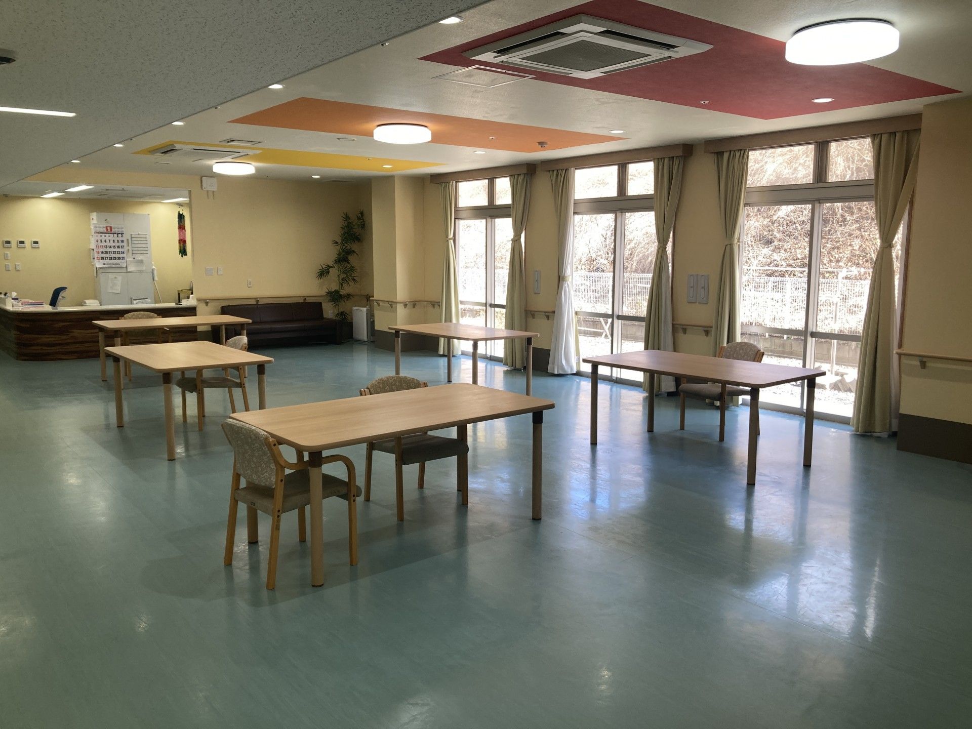 広い窓のある明るい部屋