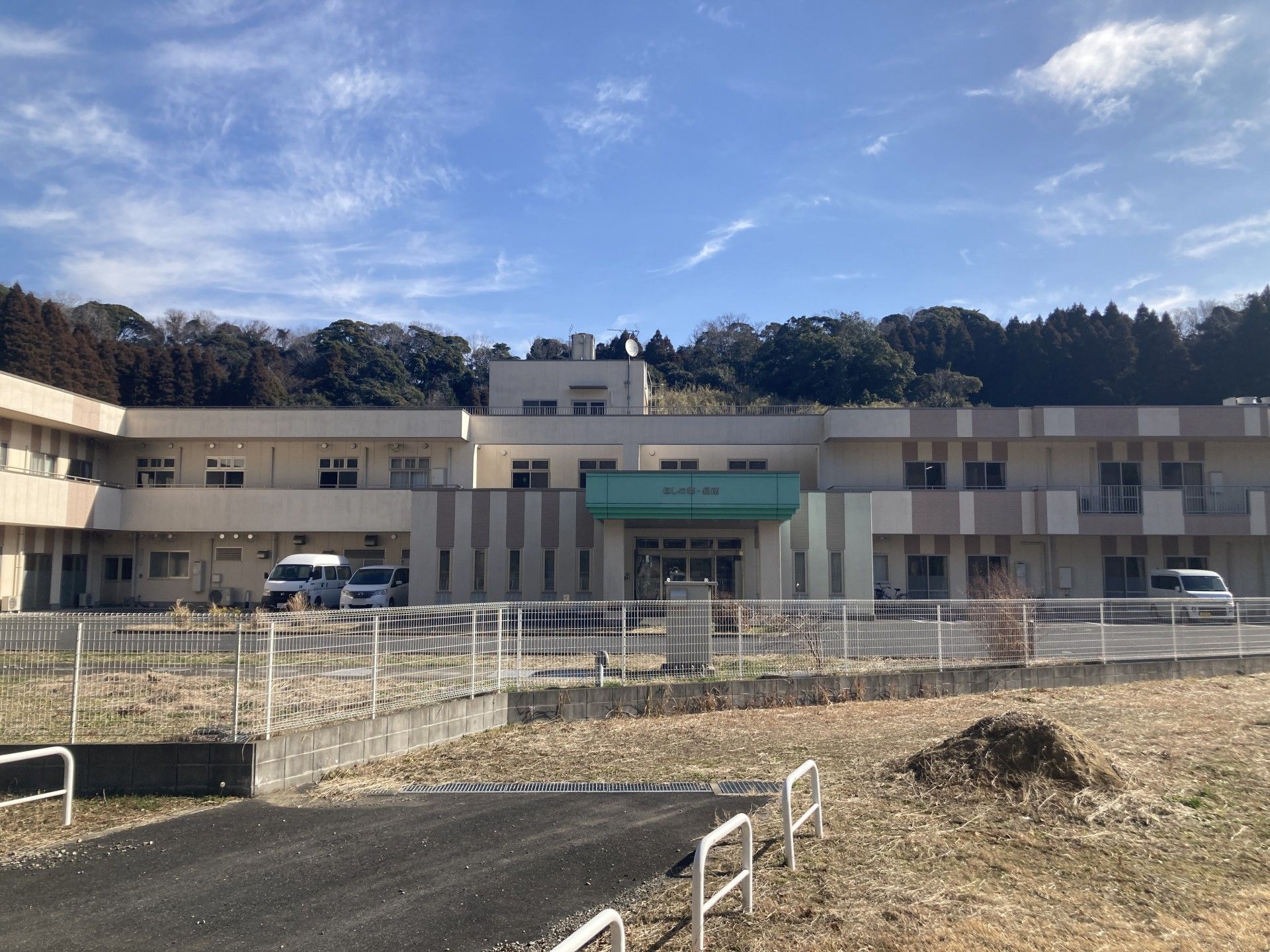 広い敷地の建物外観