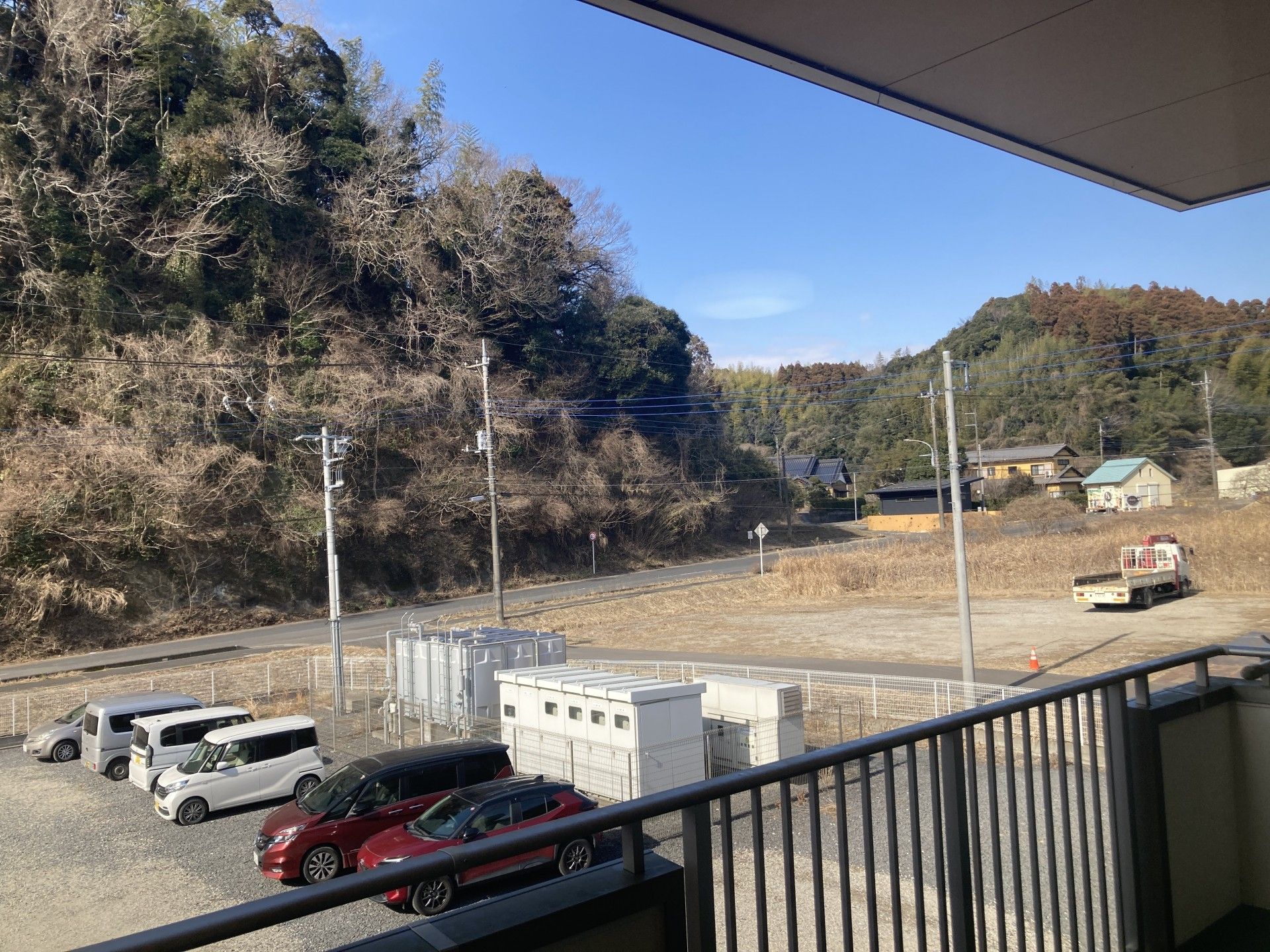 自然に囲まれた駐車場