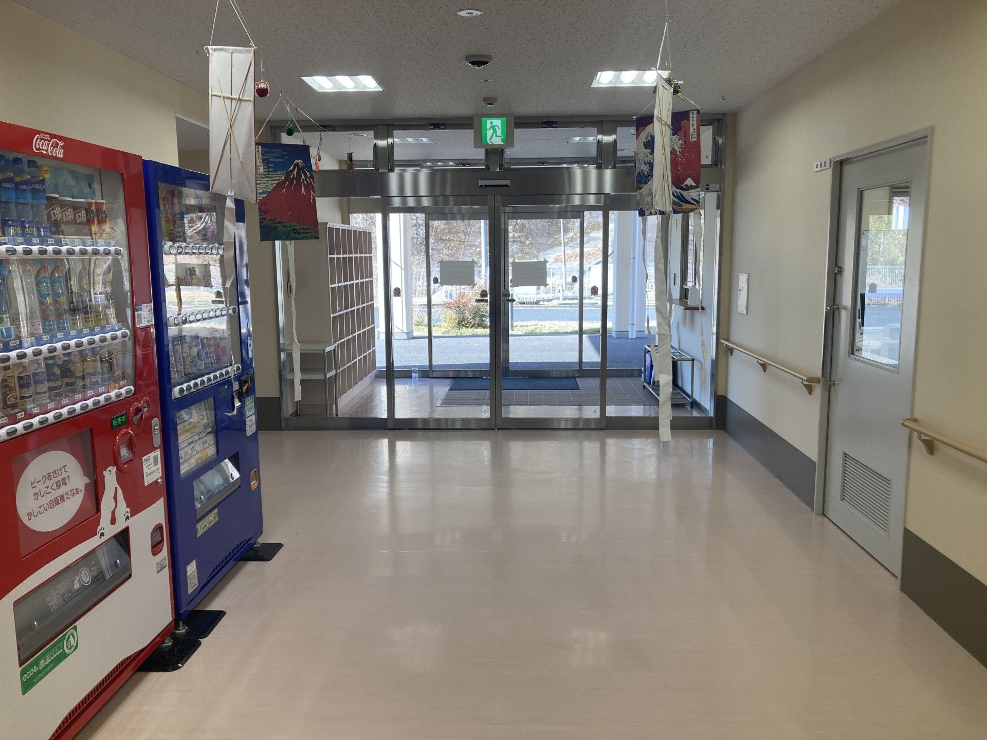 自動販売機と出入口